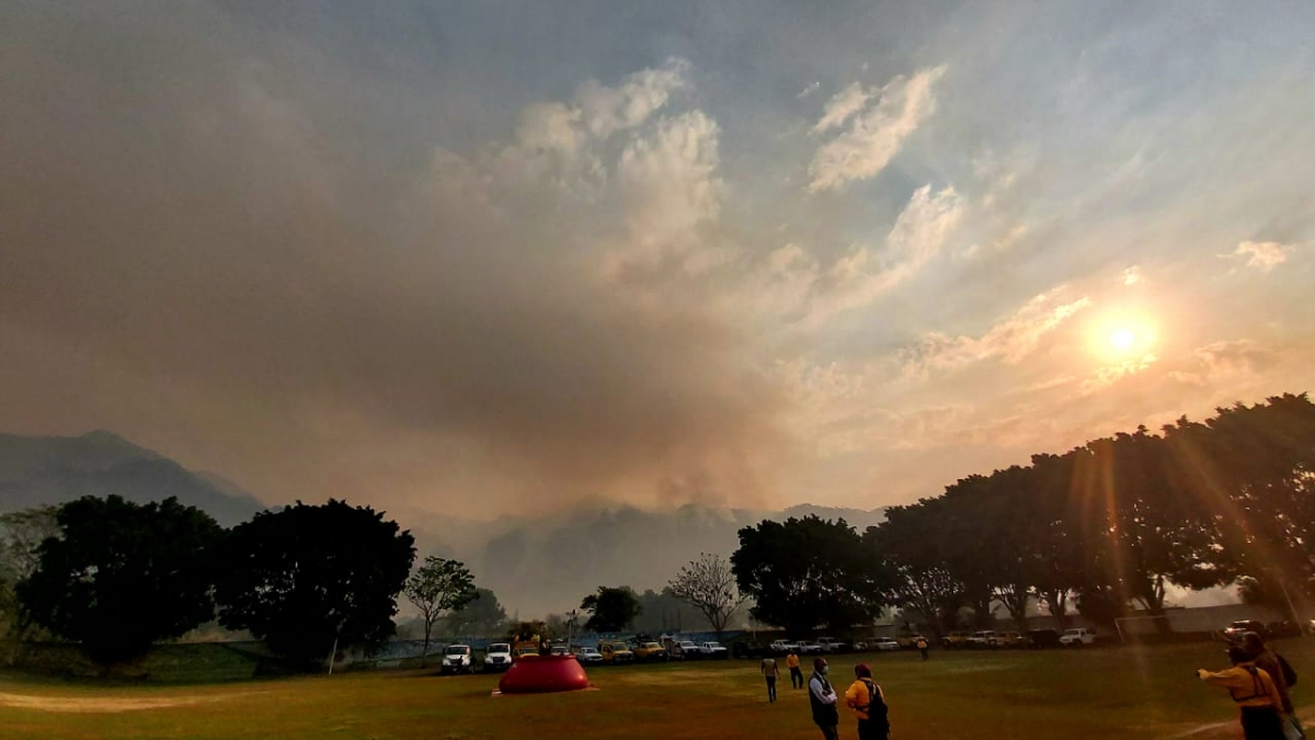 Operarán hoy helicópteros para atender incendio forestal en paraje Malinalapa