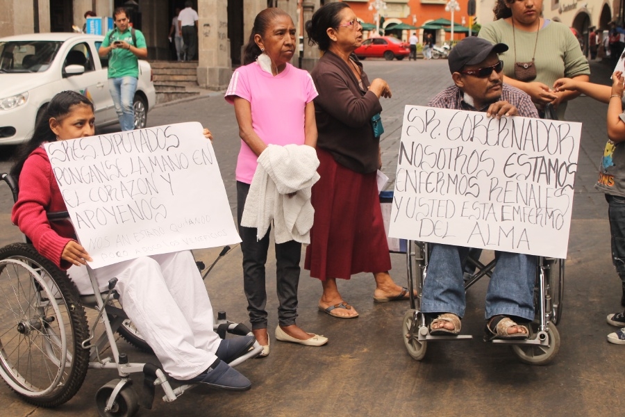 Pacientes con insuficiencia renal protestan en las calles por desabasto de medicamentos