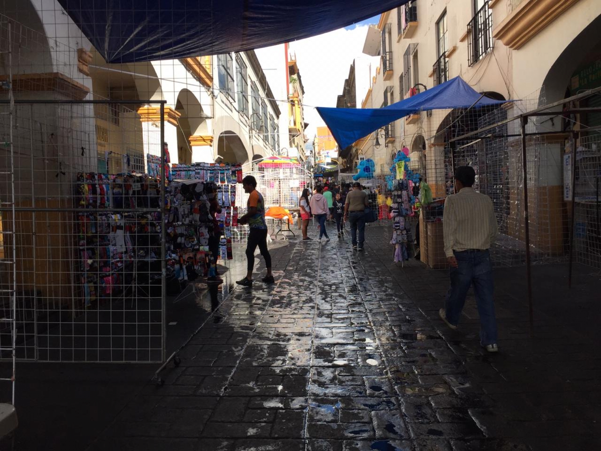 Comerciantes colocaron puestos en la calle Guerrero, por venta de Día de Reyes