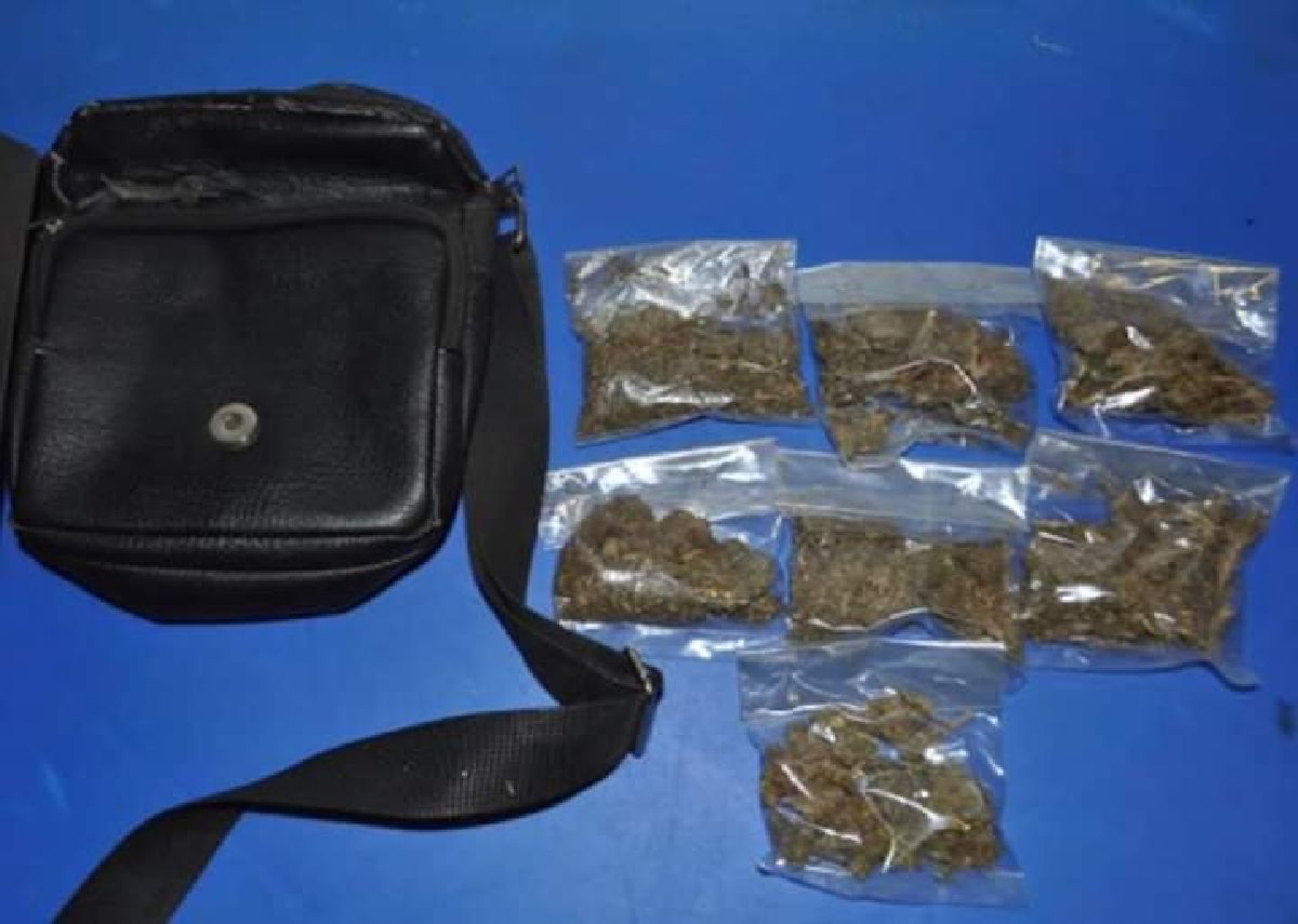 Encontraron marihuana dentro de su bolso