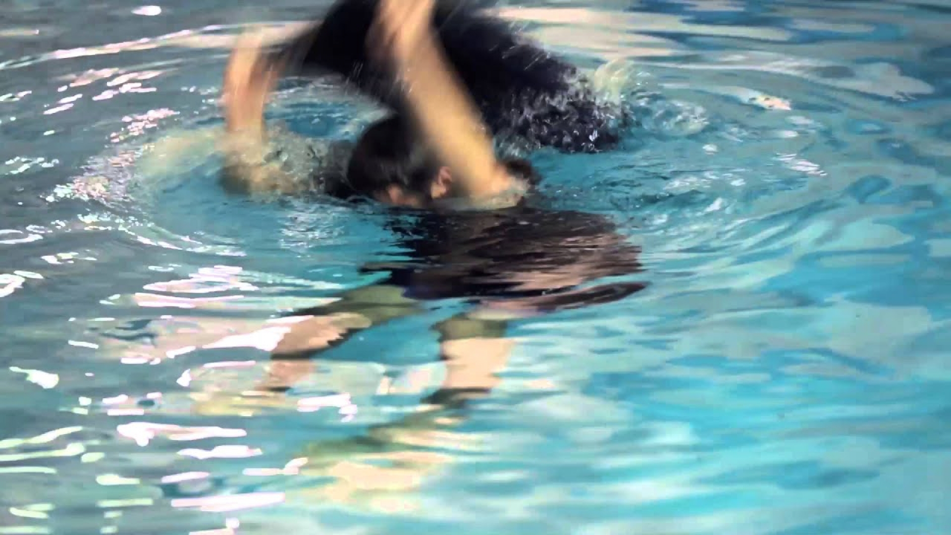 Cómo convertir tus pantalones en un salvavidas improvisado