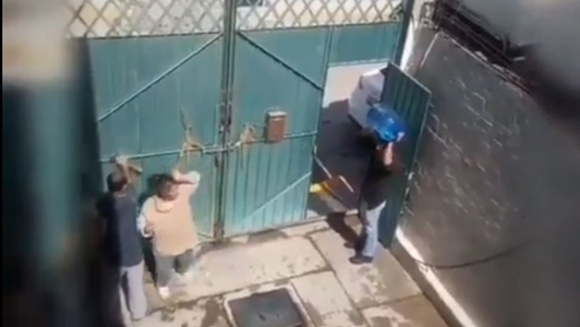 Un hombre golpea a su madre con un garrafón