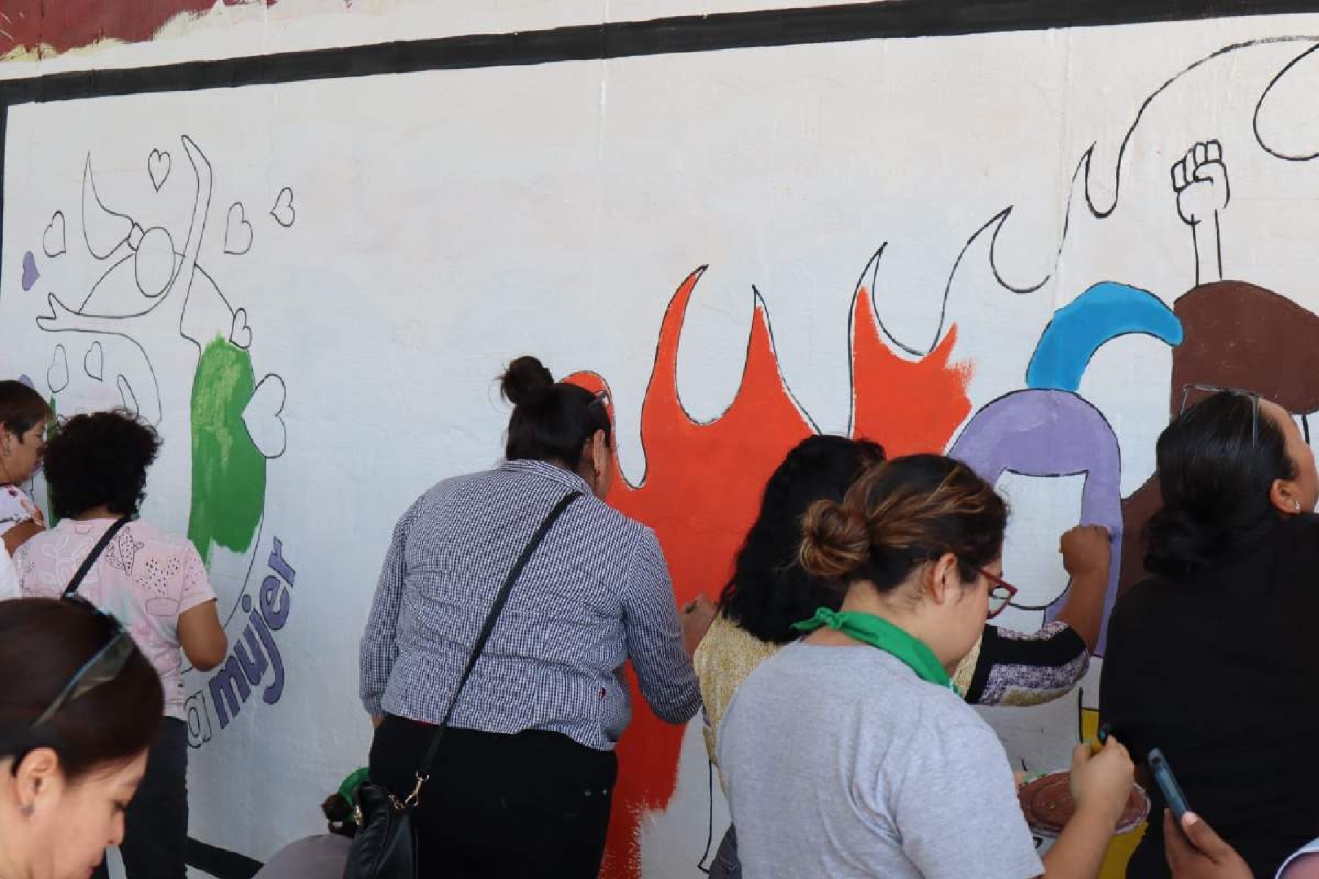 Mujeres dibujan mural contra la violencia en Zacatepec