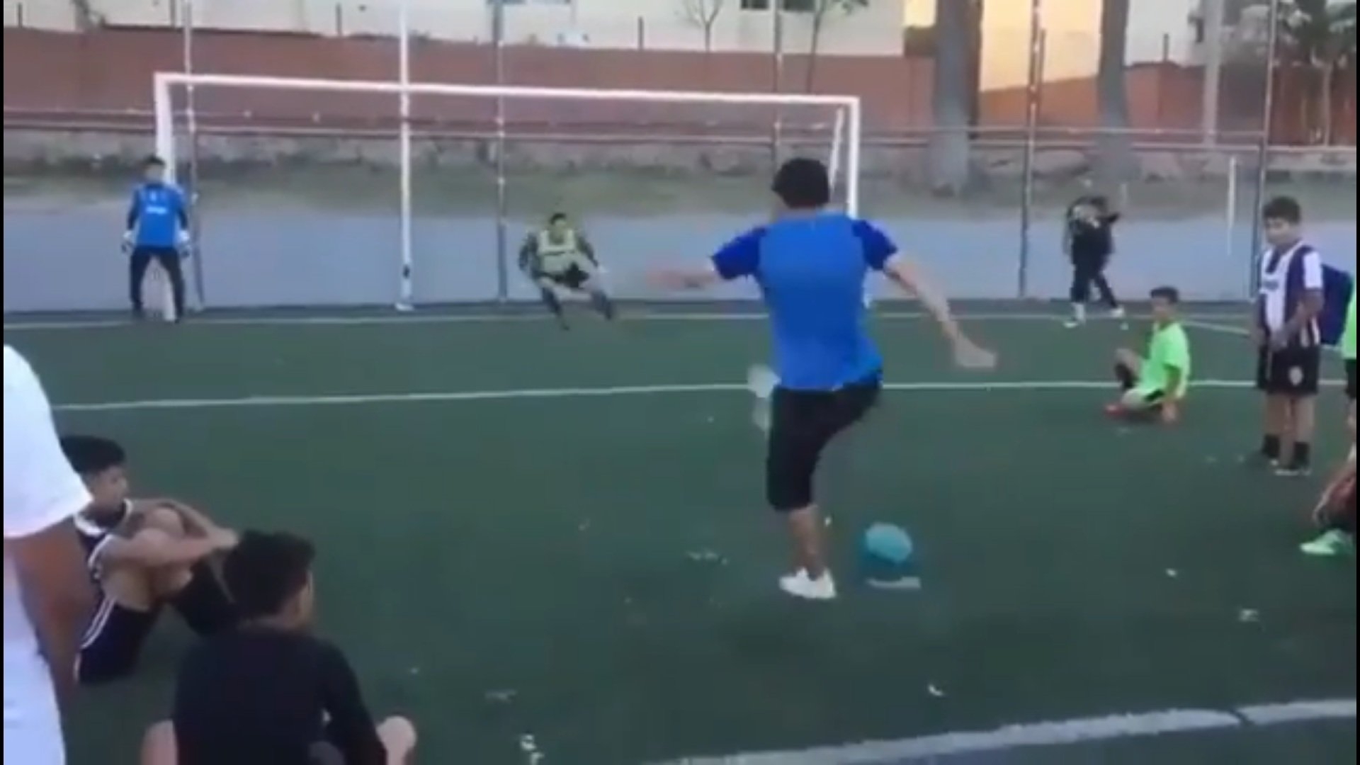 Leo Tapia, el futbolista que cobró el mejor tiro de penal de la historia