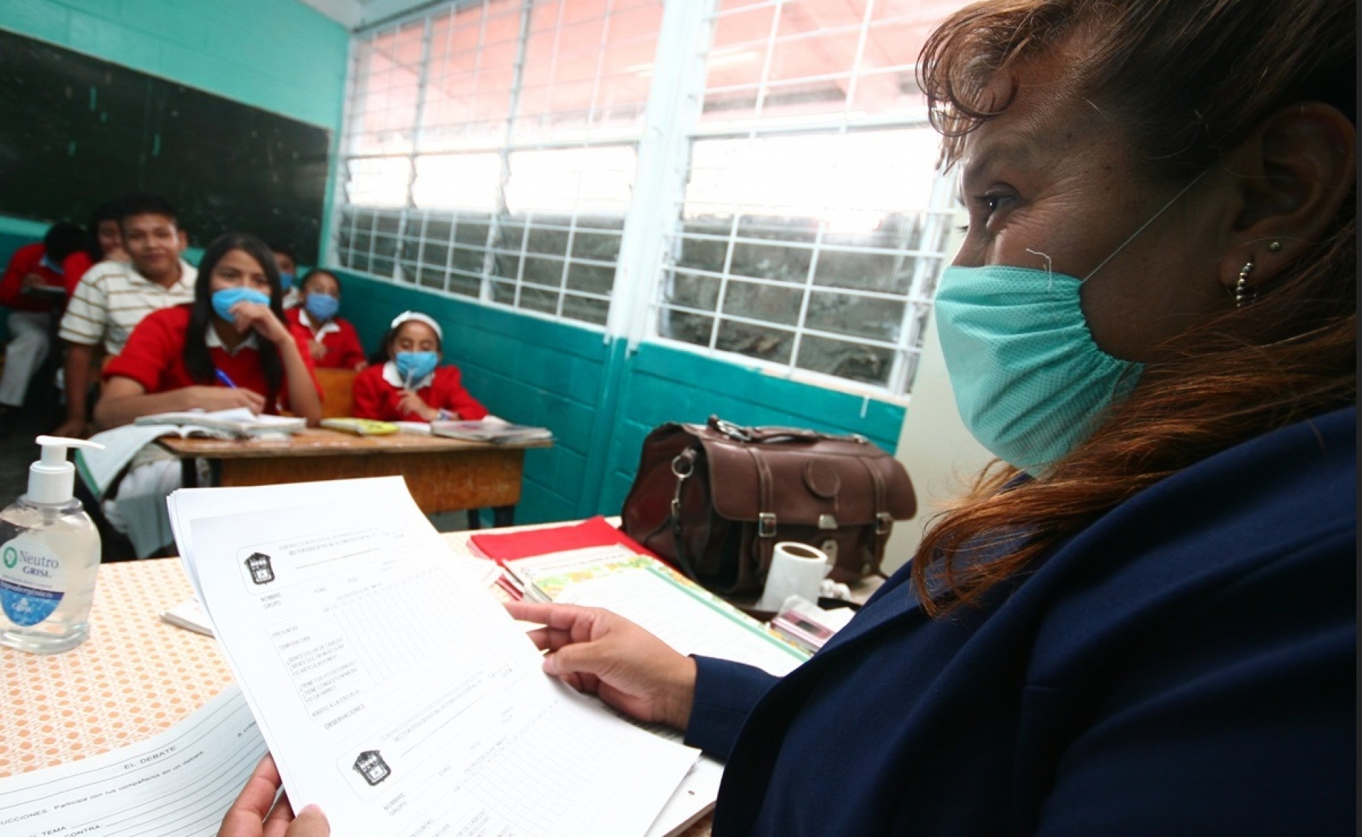 AMLO analiza vacunar contra COVID-19 a maestros para reiniciar clases