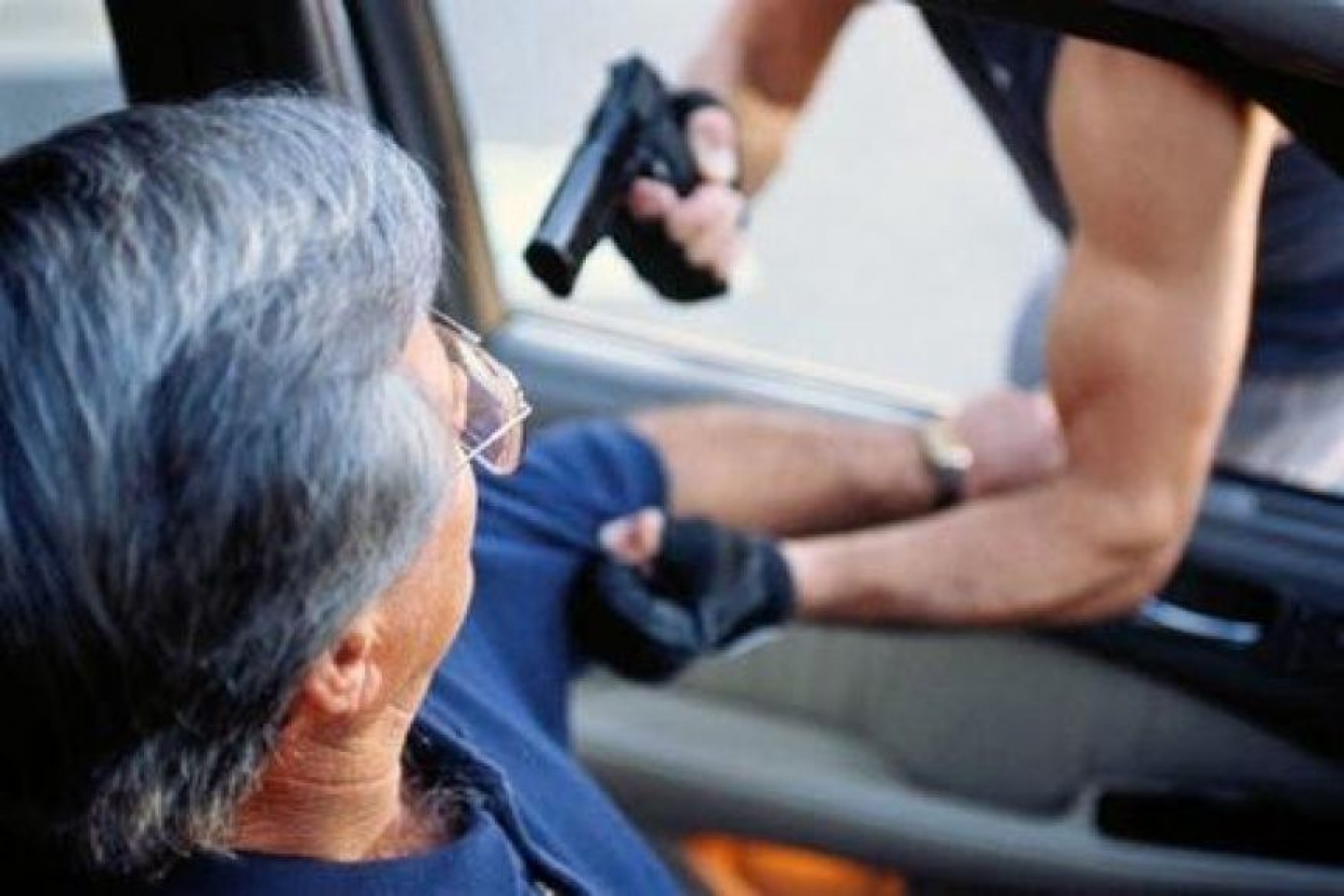 Tres individuos asaltaron a un automovilista