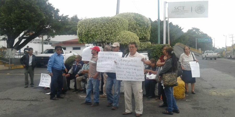 Protestan vecinos de la colonia Flores Magón, afectados por las obras del paso exprés, ante la SCT
