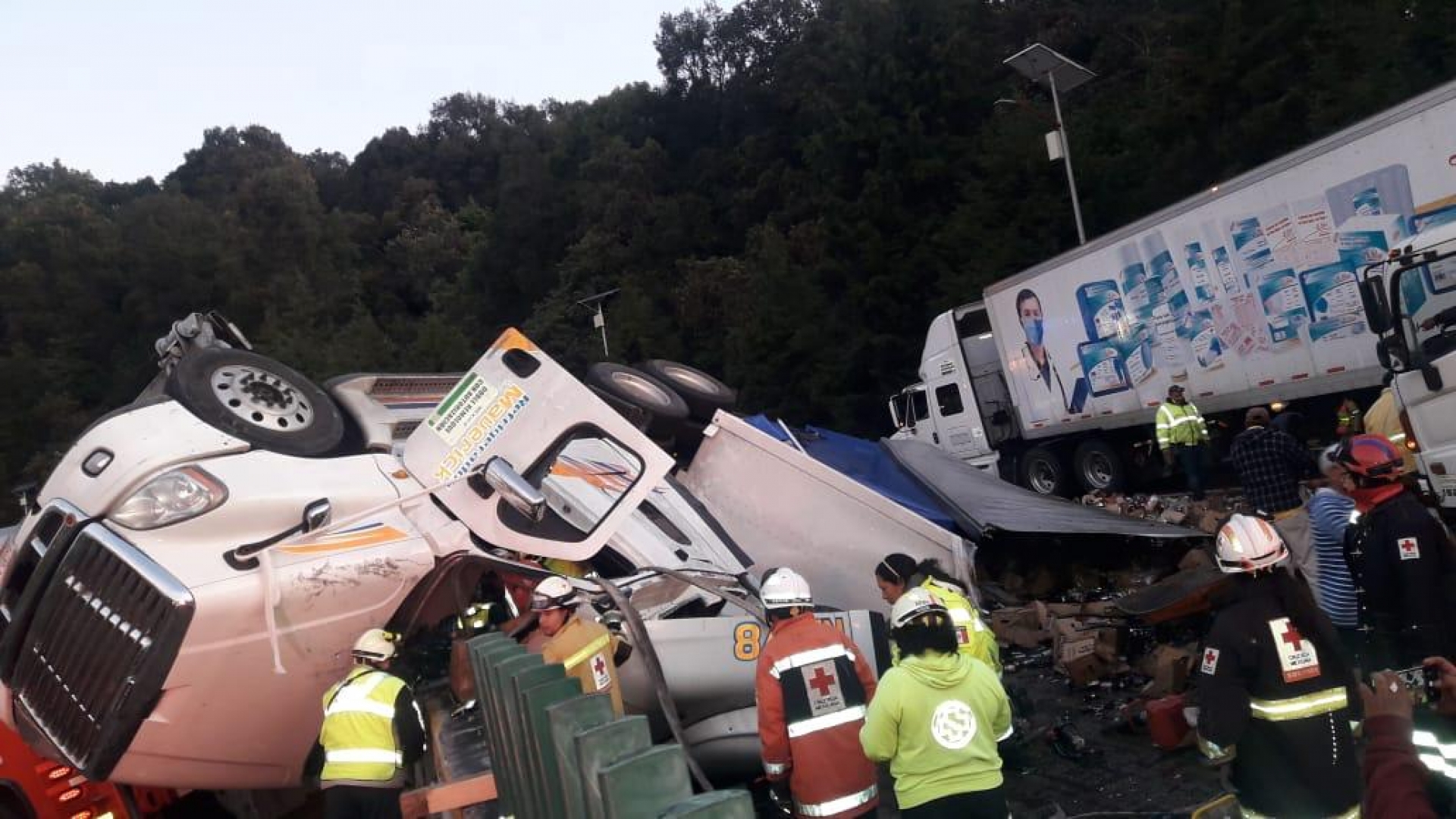 Vuelca tráiler en la autopista México-Cuernavaca; una persona resultó herida