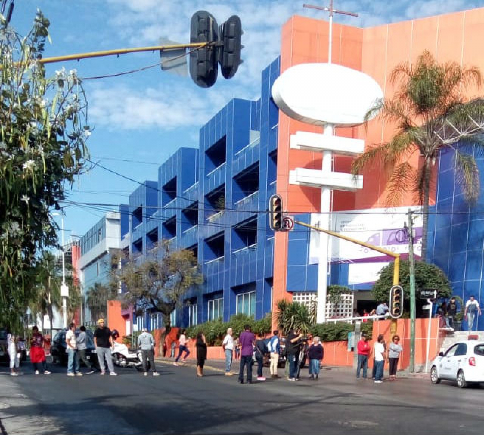 Se manifiestan contra el comercio ambulante, en la avenida Plan de Ayala