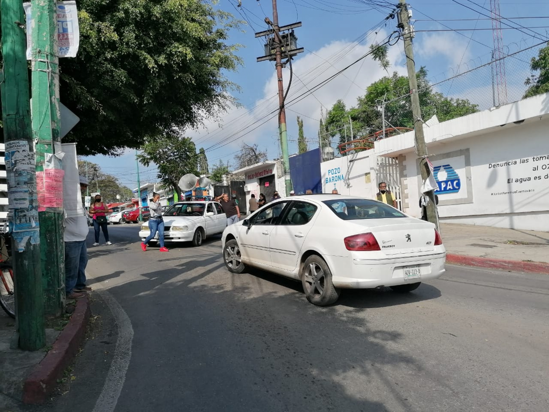 Se manifiestan vecinos de la colonia Antonio Barona ante SAPAC