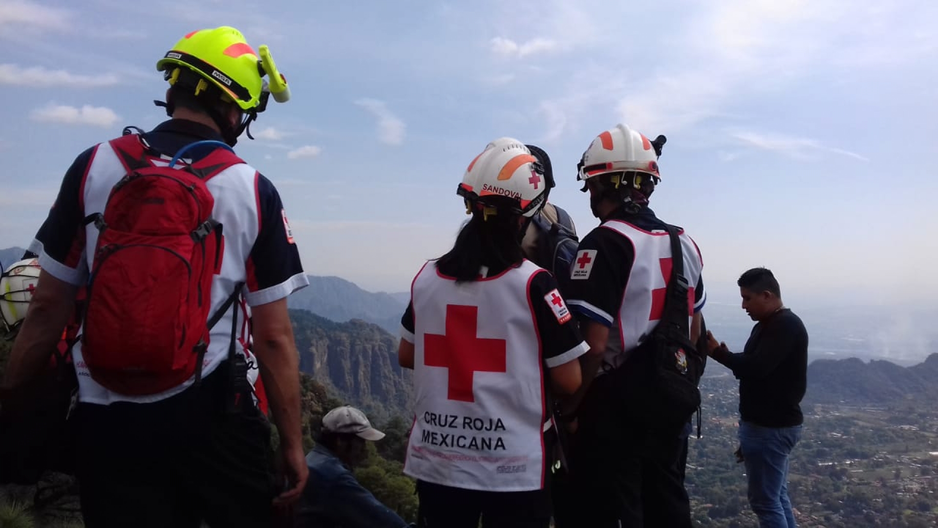 Laboran rescatistas en la búsqueda de extranjero, en una cañada de Tepoztlán