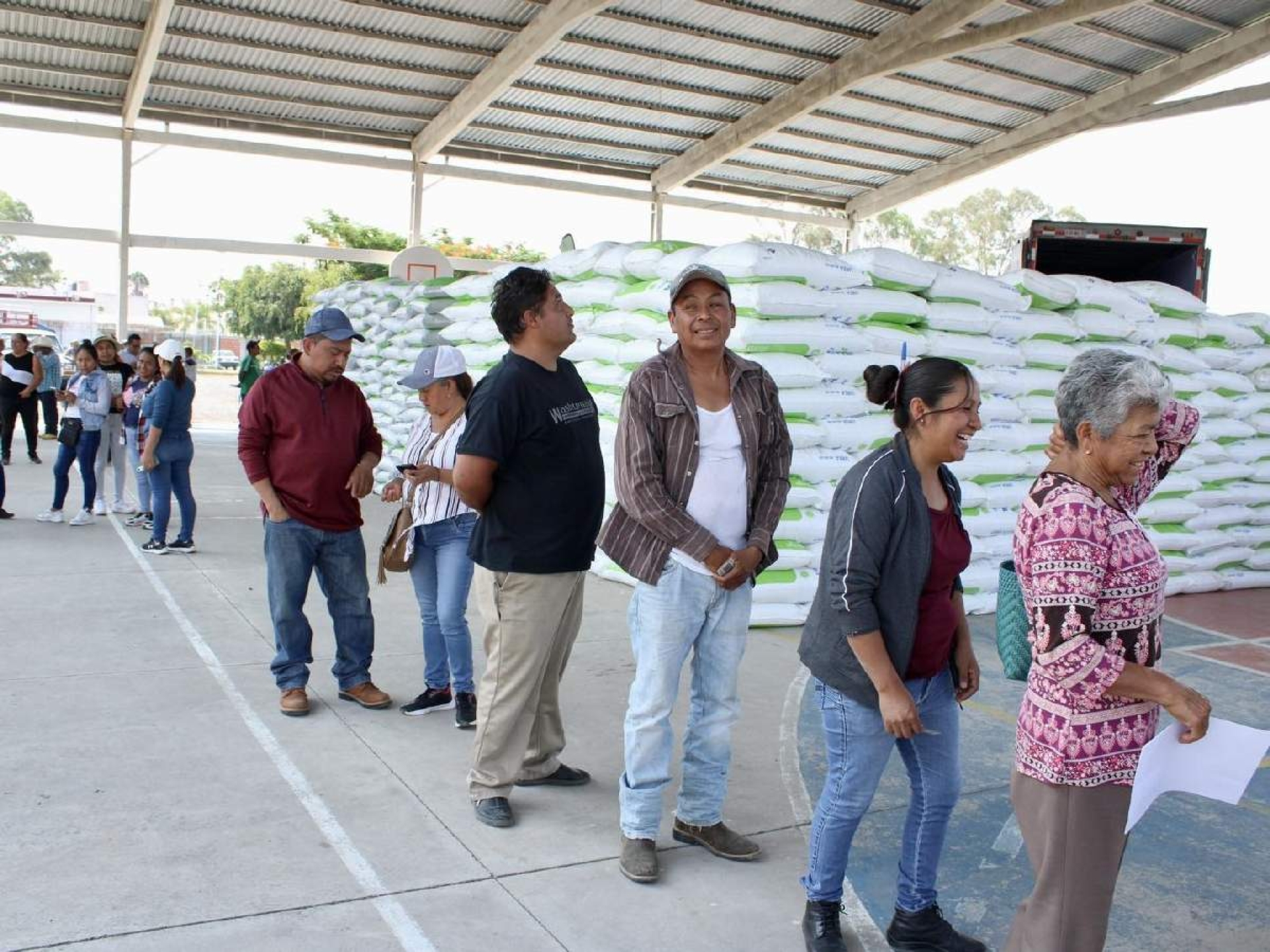 Campesinos de Yecapixtla reciben fertilizante para el próximo ciclo agrícola