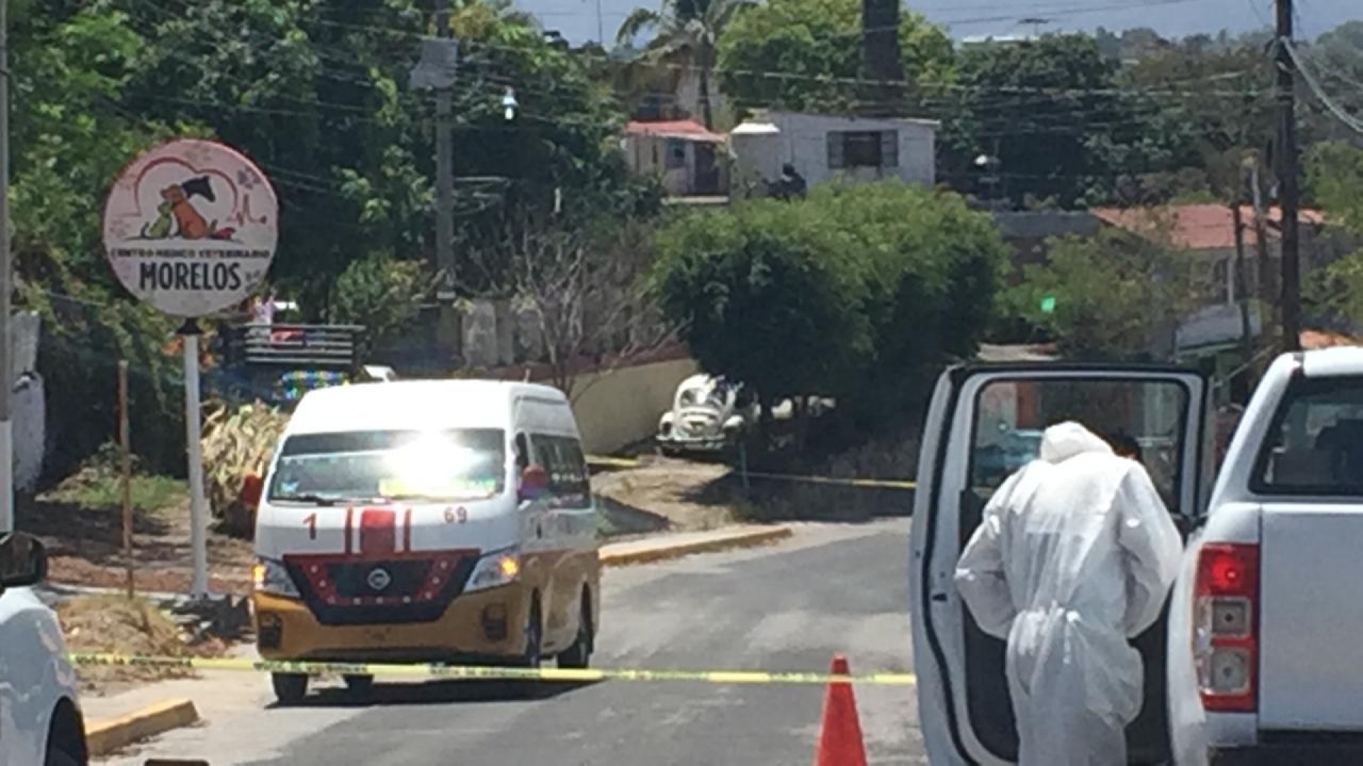 A tiros asesinan a un hombre en una unidad del transporte público, en Tequesquitengo