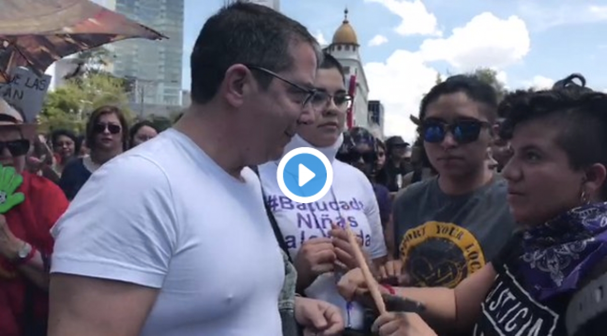 El periodista Jenaro Villamil es sacado de la marcha de mujeres en la CDMX
