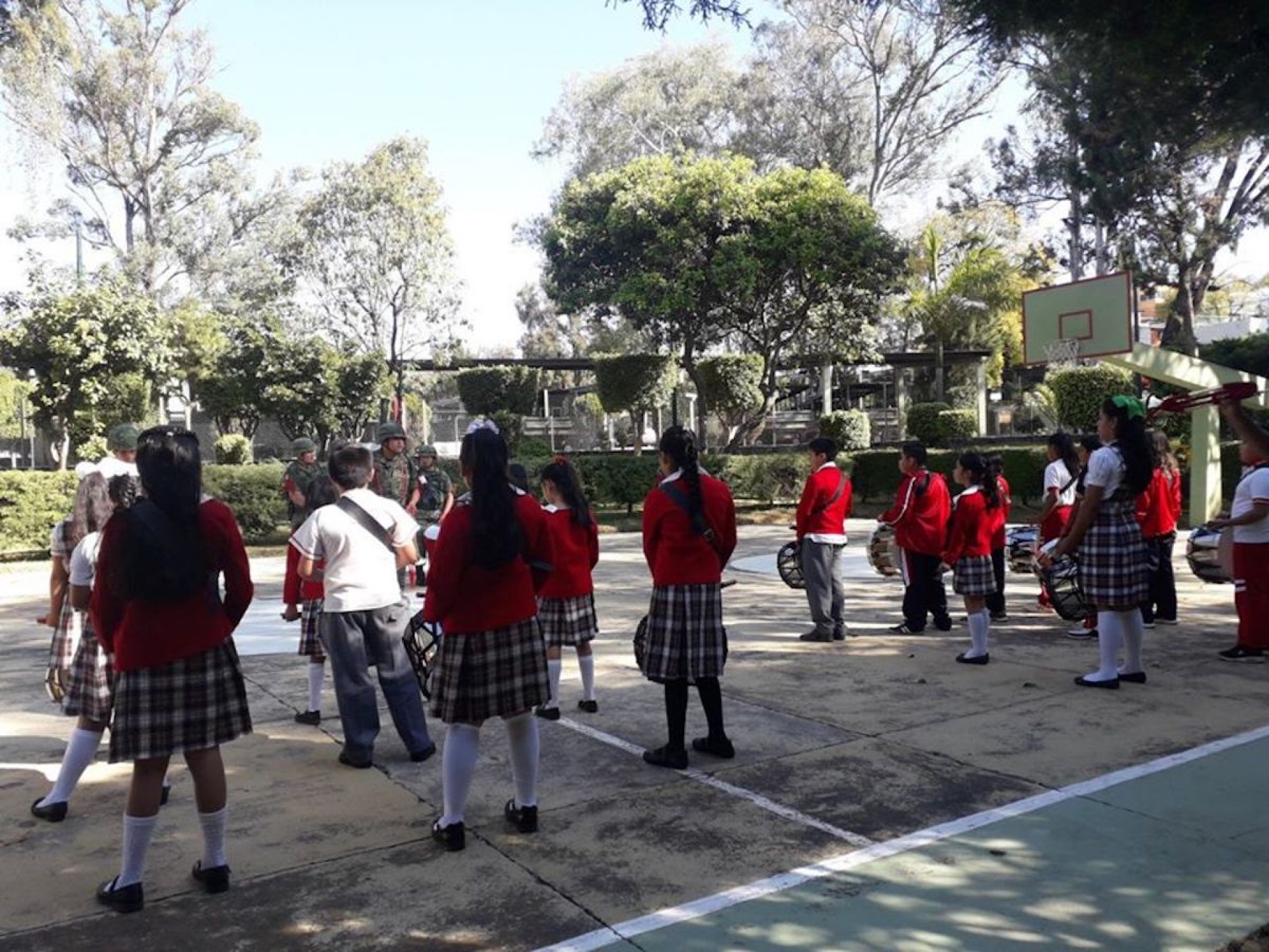 Capacitan en valores cívicos a estudiantes