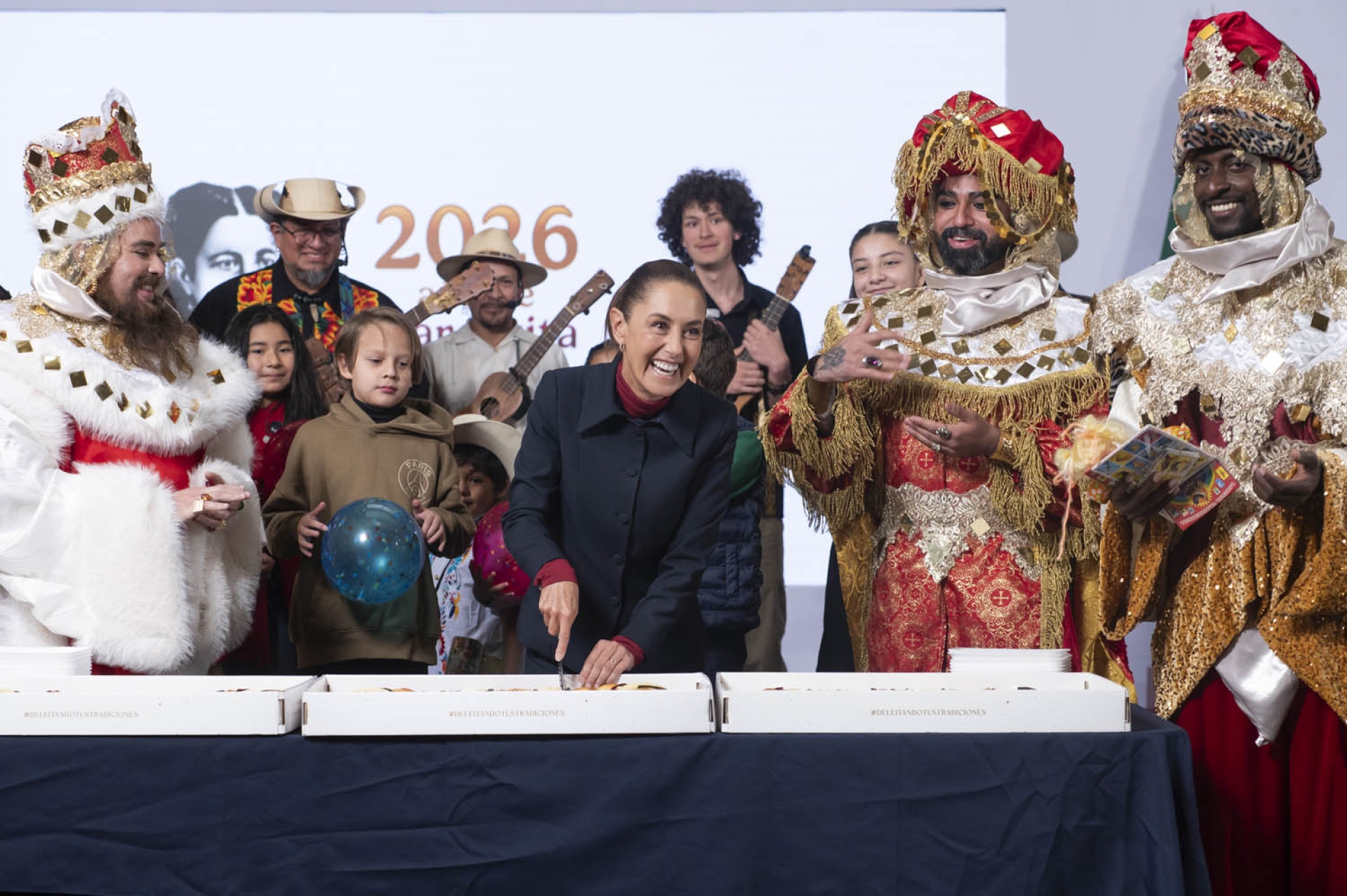 Sheinbaum recibe a niños en conferencia matutina por Día de Reyes