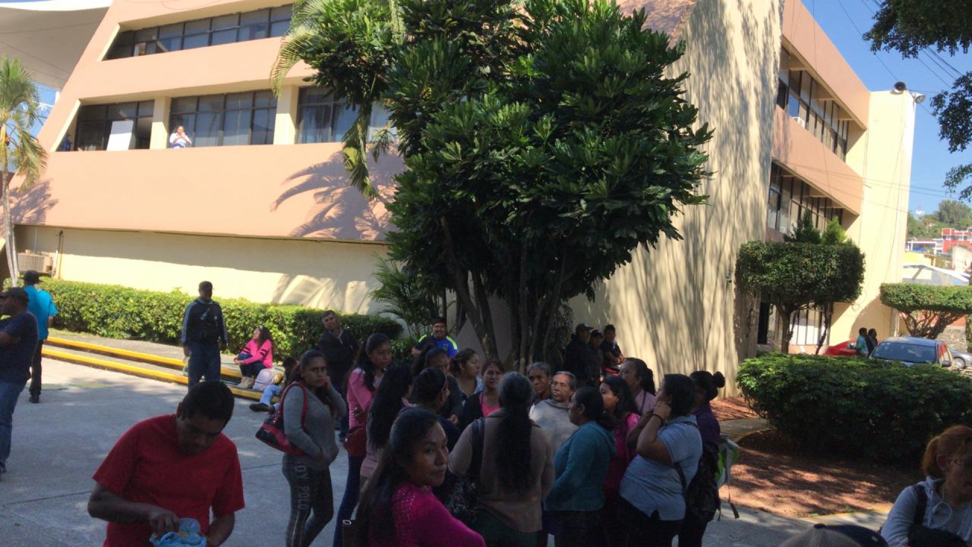 Habitantes de Temoac protestaron en el IEBEM; demandan mantenimiento de escuelas