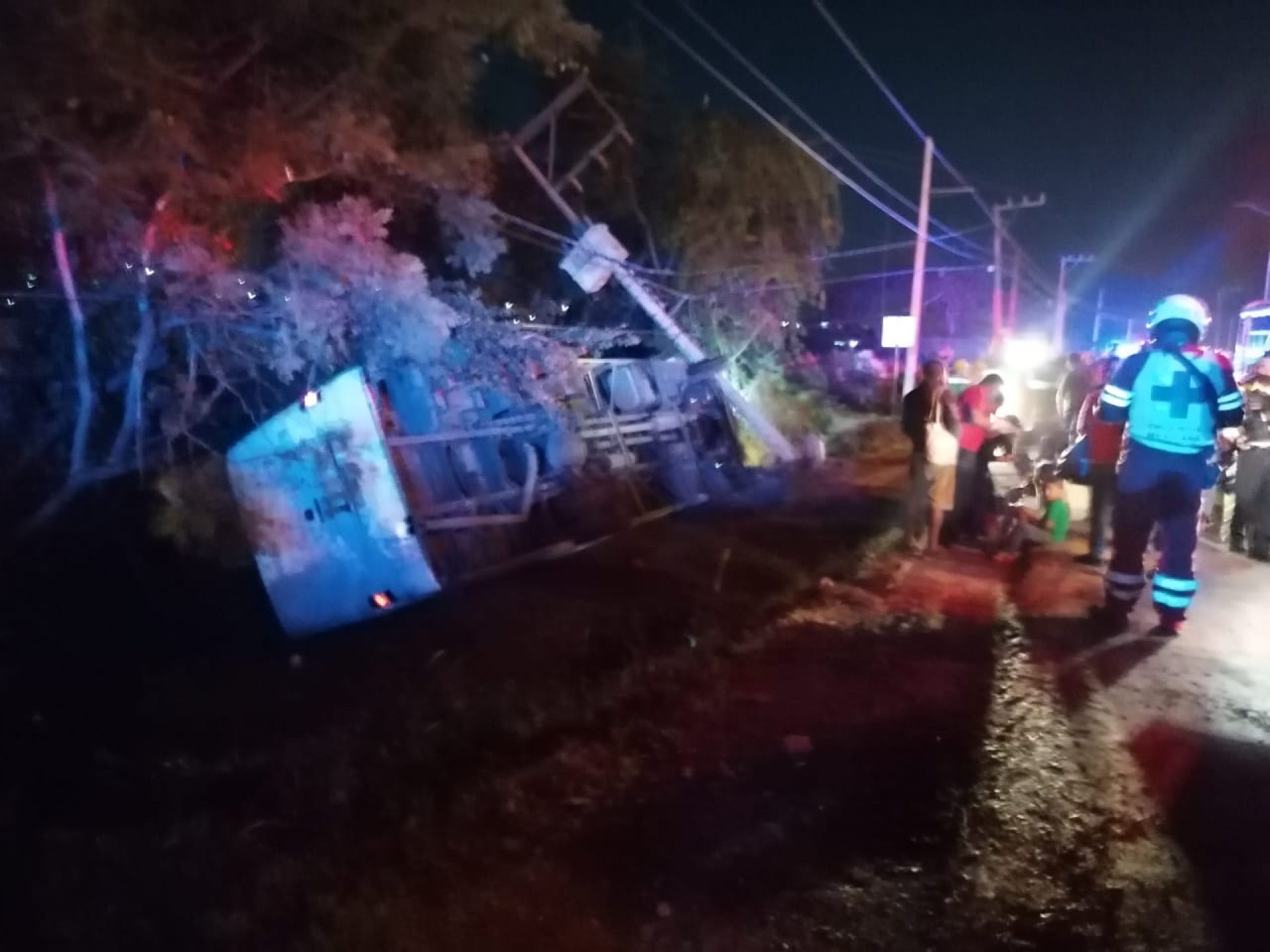 12 lesionados tras volcar ruta en carretera federal Cuernavaca-Acapulco