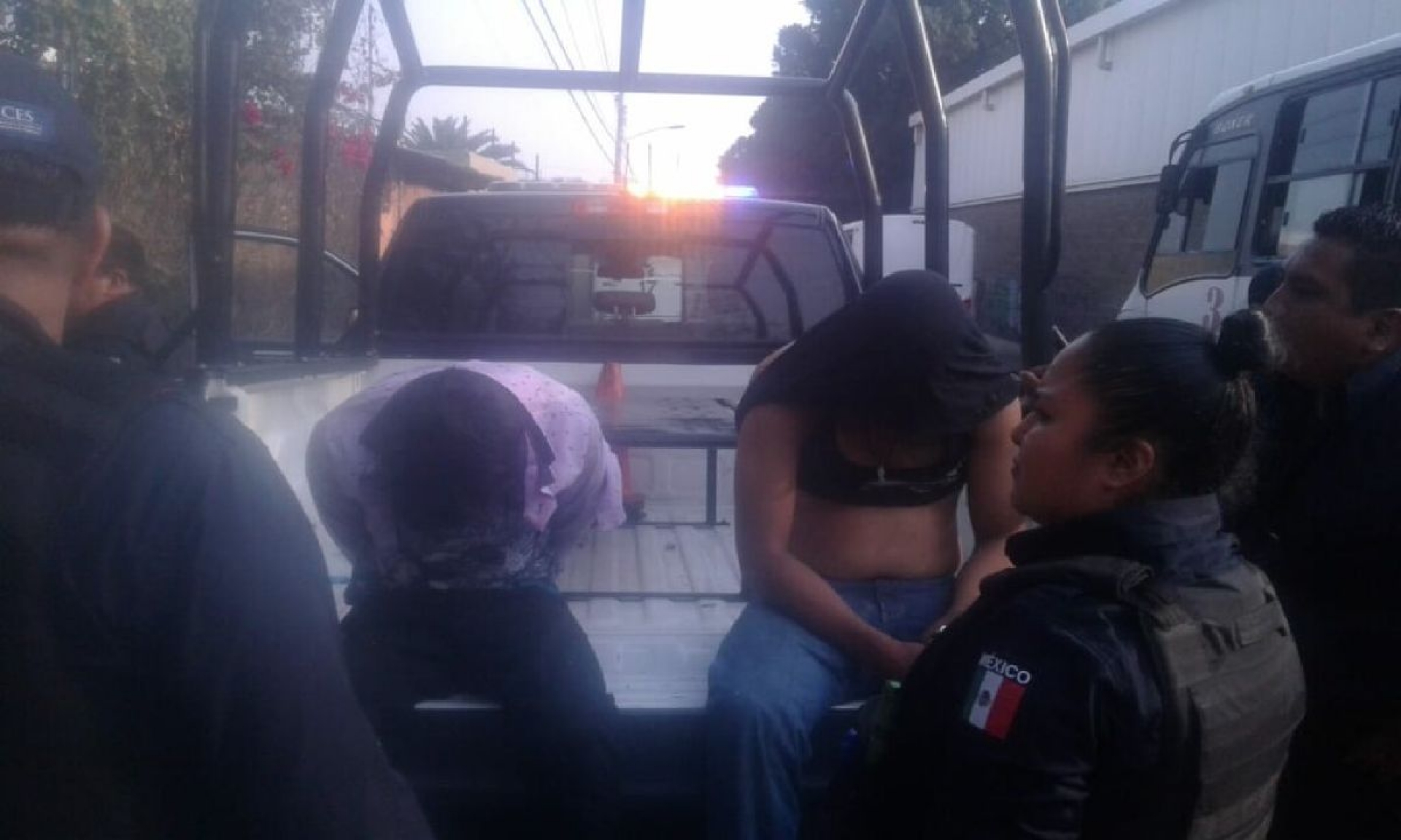 Retienen y golpean a dos asaltantes