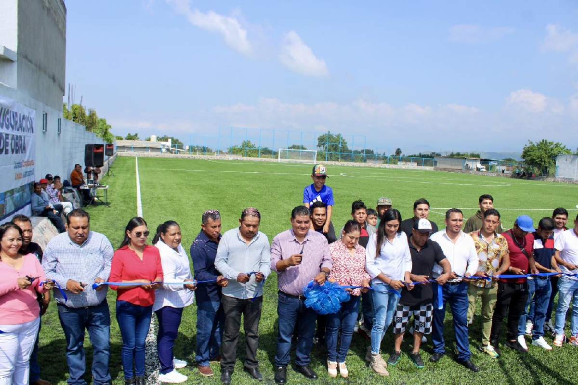 Inauguran cancha de futbol de Mexquemeca