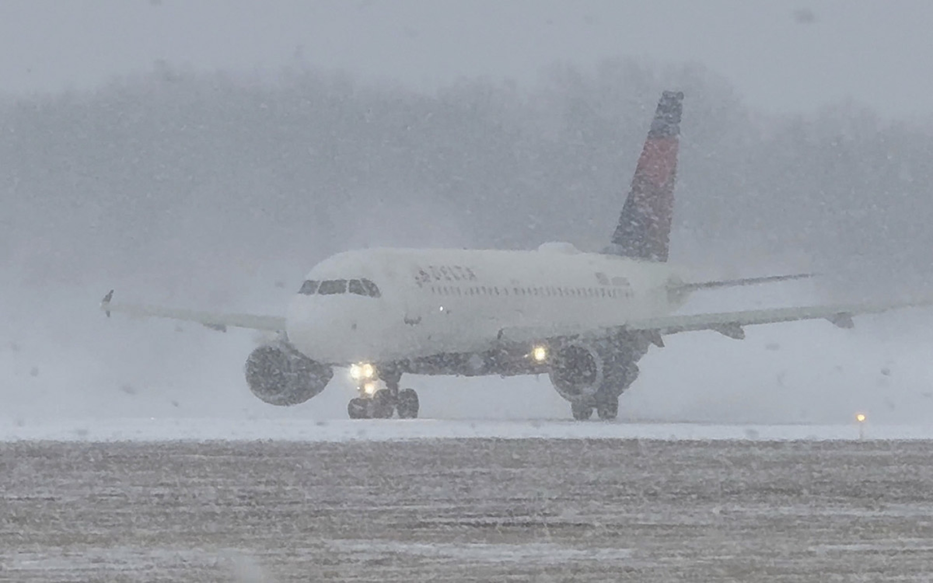 Tormentas invernales causan miles de cancelaciones de vuelos en Estados Unidos