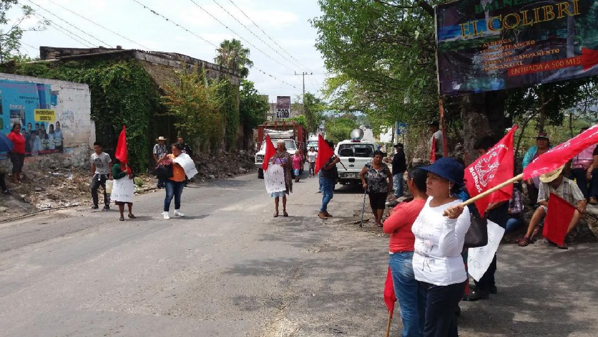 Bloquean antorchistas carreteras en Ayala