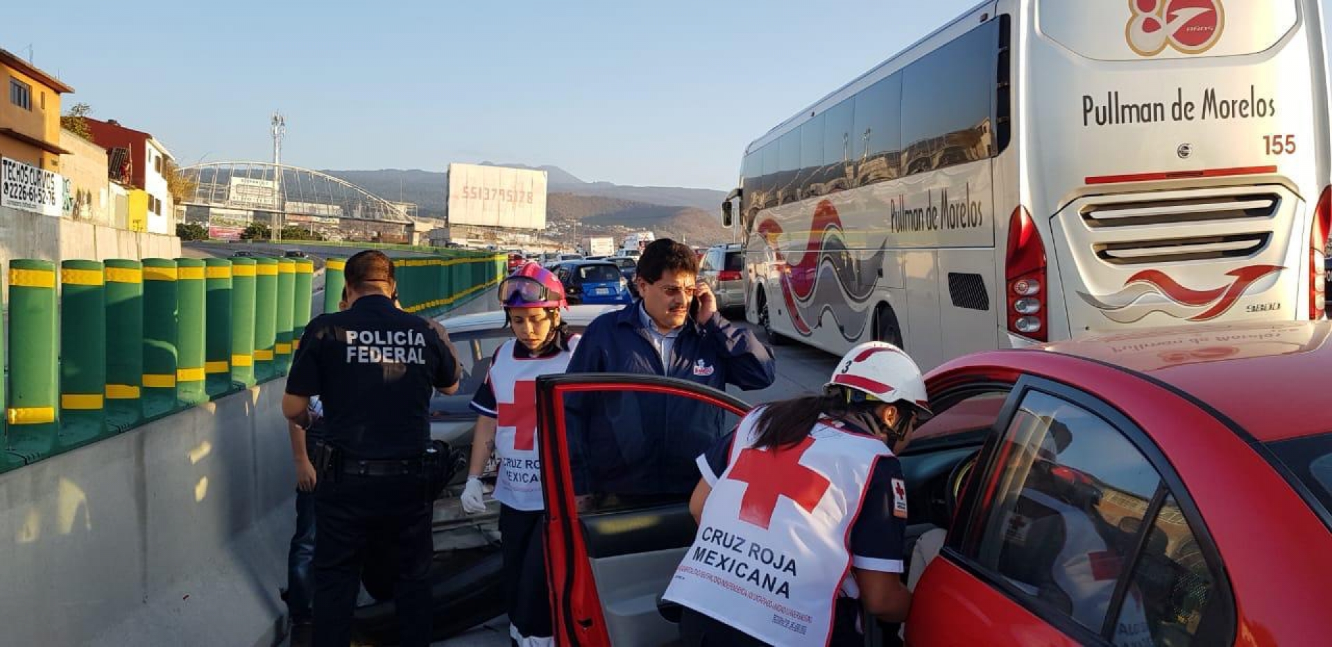 Atiende Cruz Roja accidente múltiple en el paso exprés