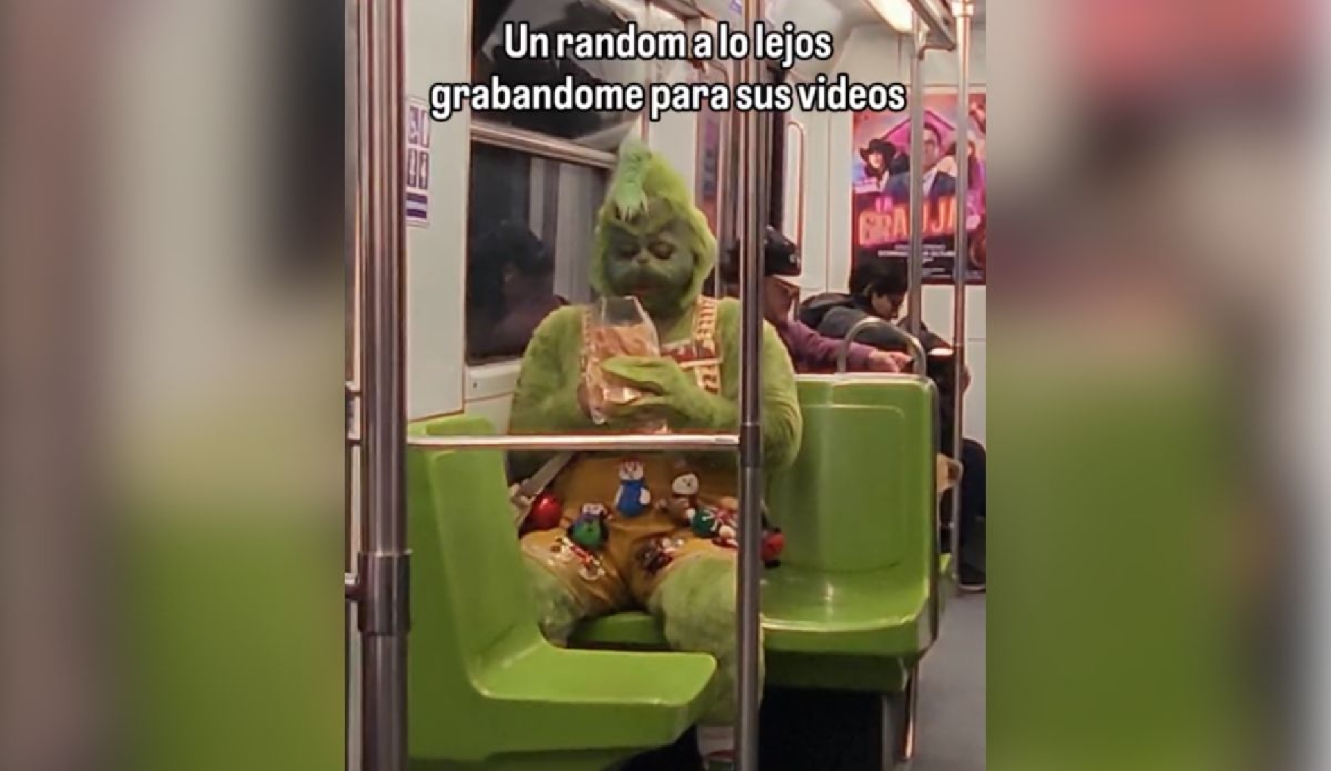 Grinch conquista Metro de CDMX probando chicharrones; video se vuelve viral