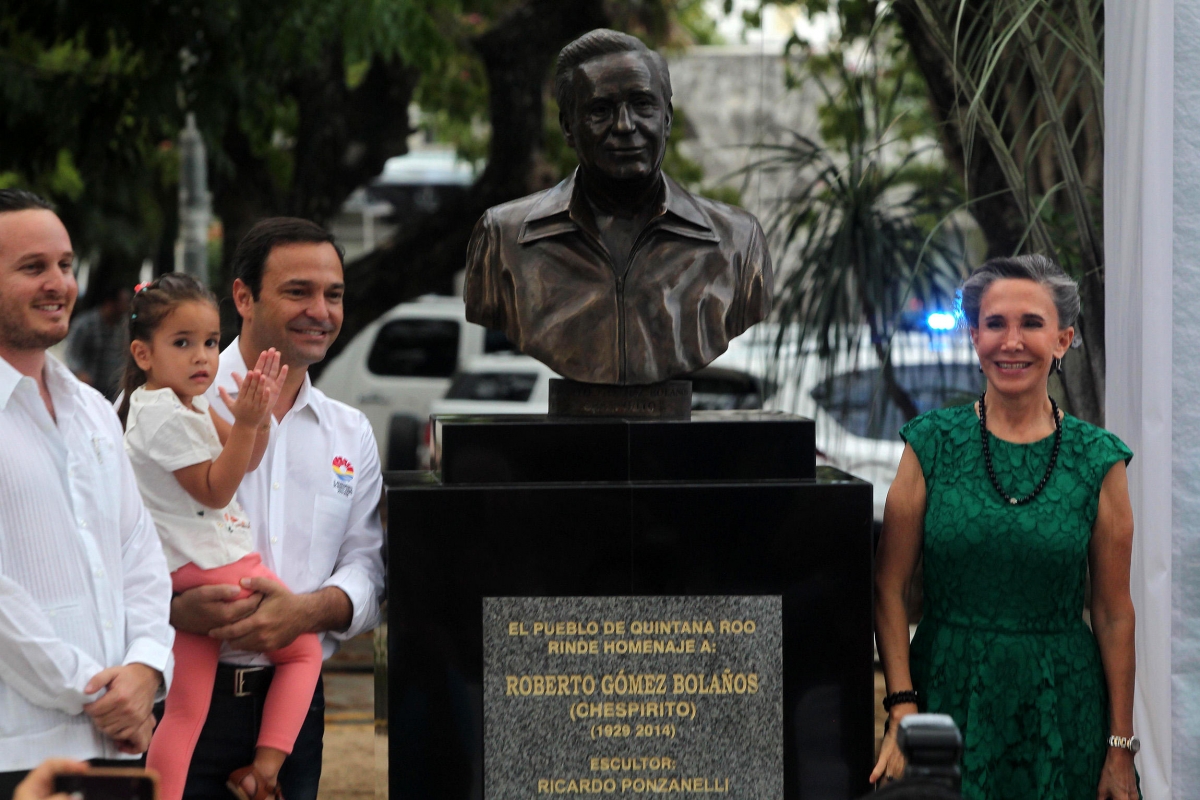 Develan escultura de “Chespirito” en Cancún