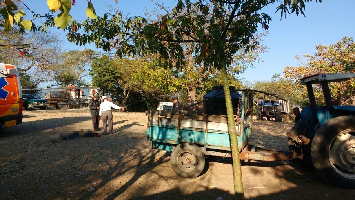Murió al ser aplastado por un tractor