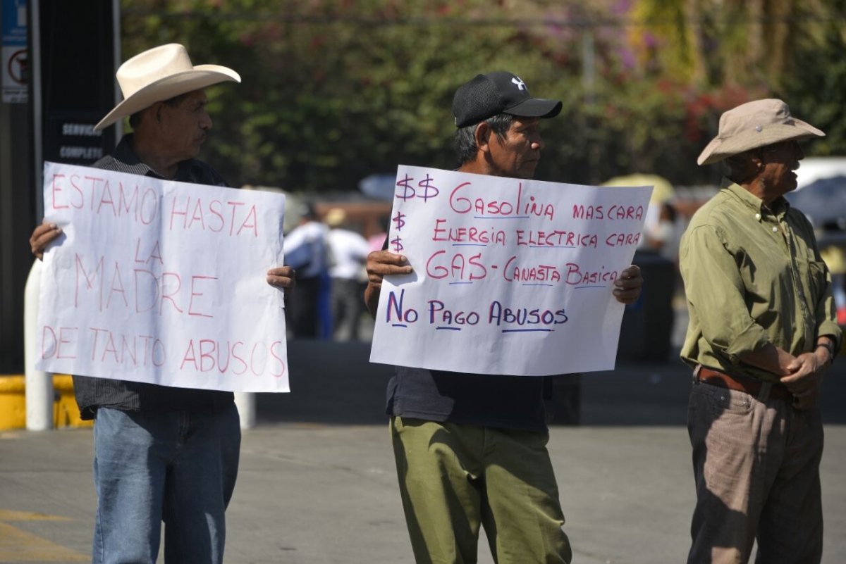 Bloquean gasolinera del DIF; protestan por alza en combustibles
