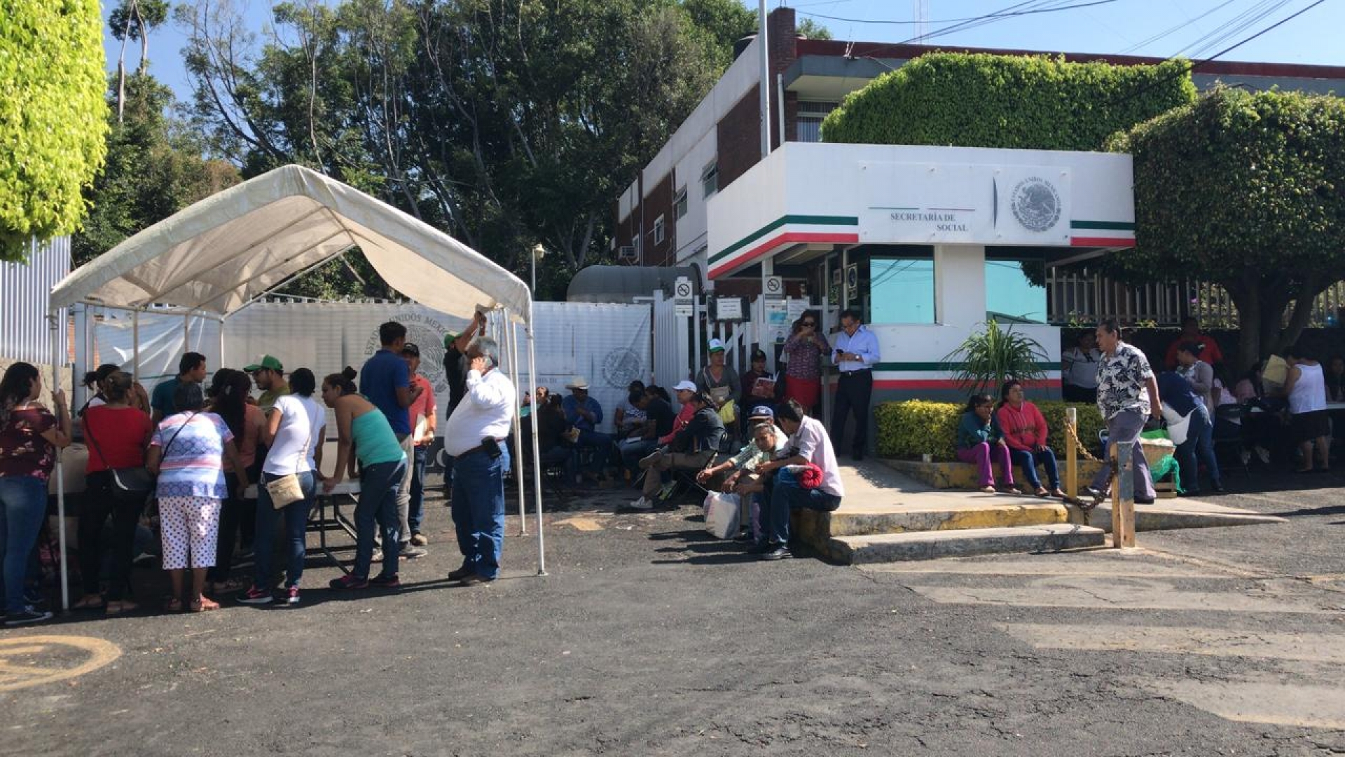 Toman integrantes de la UNTA instalaciones de la Secretaría de Bienestar