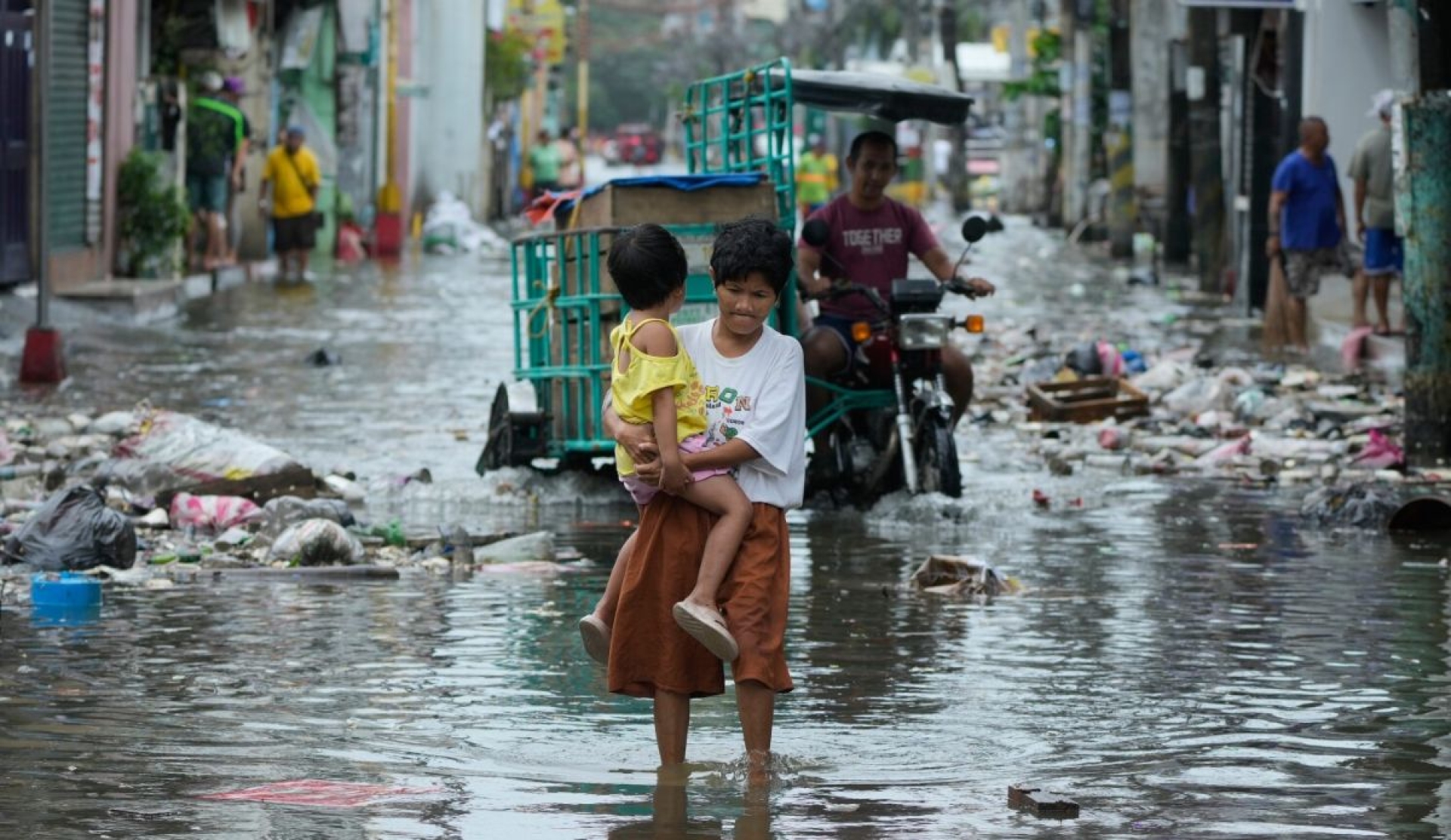 Taiwán evacúa miles ante la tormenta Fung-wong que dejó 25 muertos en Filipinas