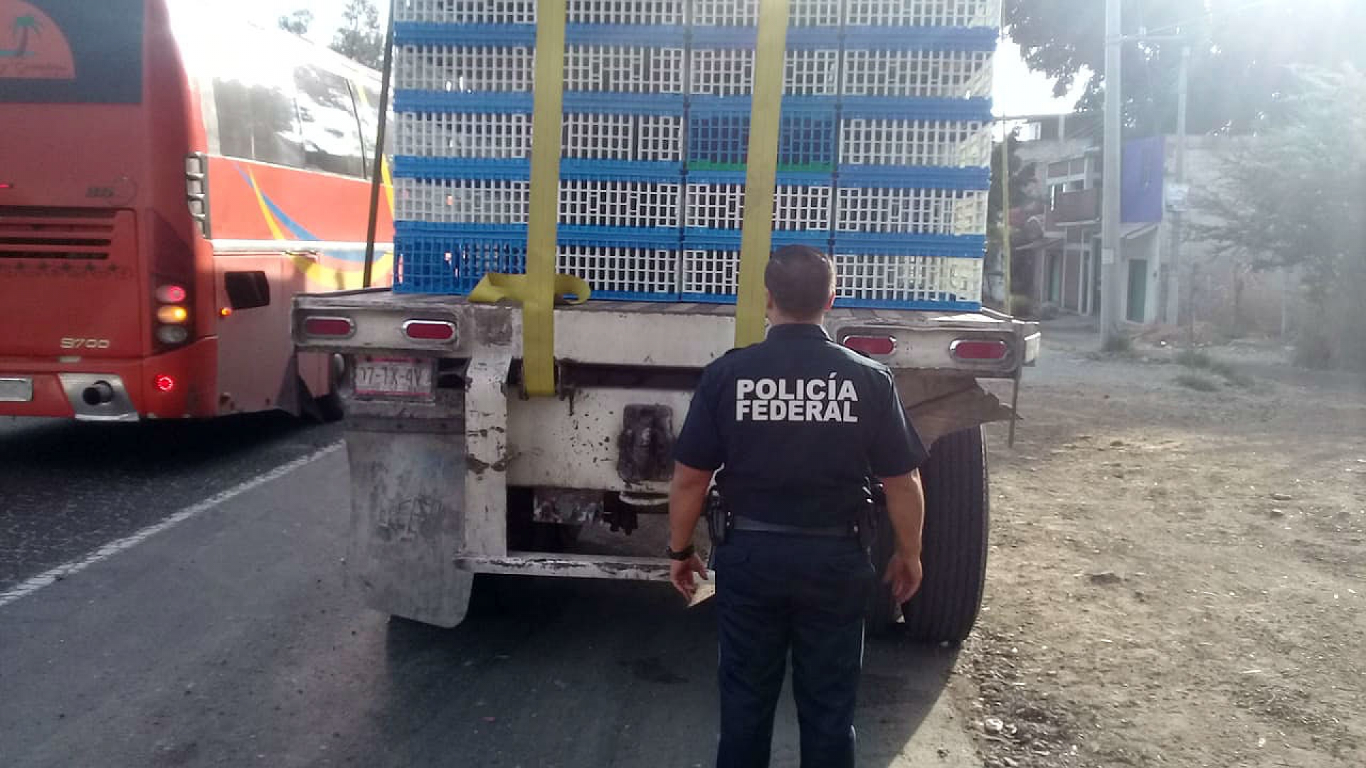 Detiene PF a conductor que transportaba bolsa con probable droga sintética