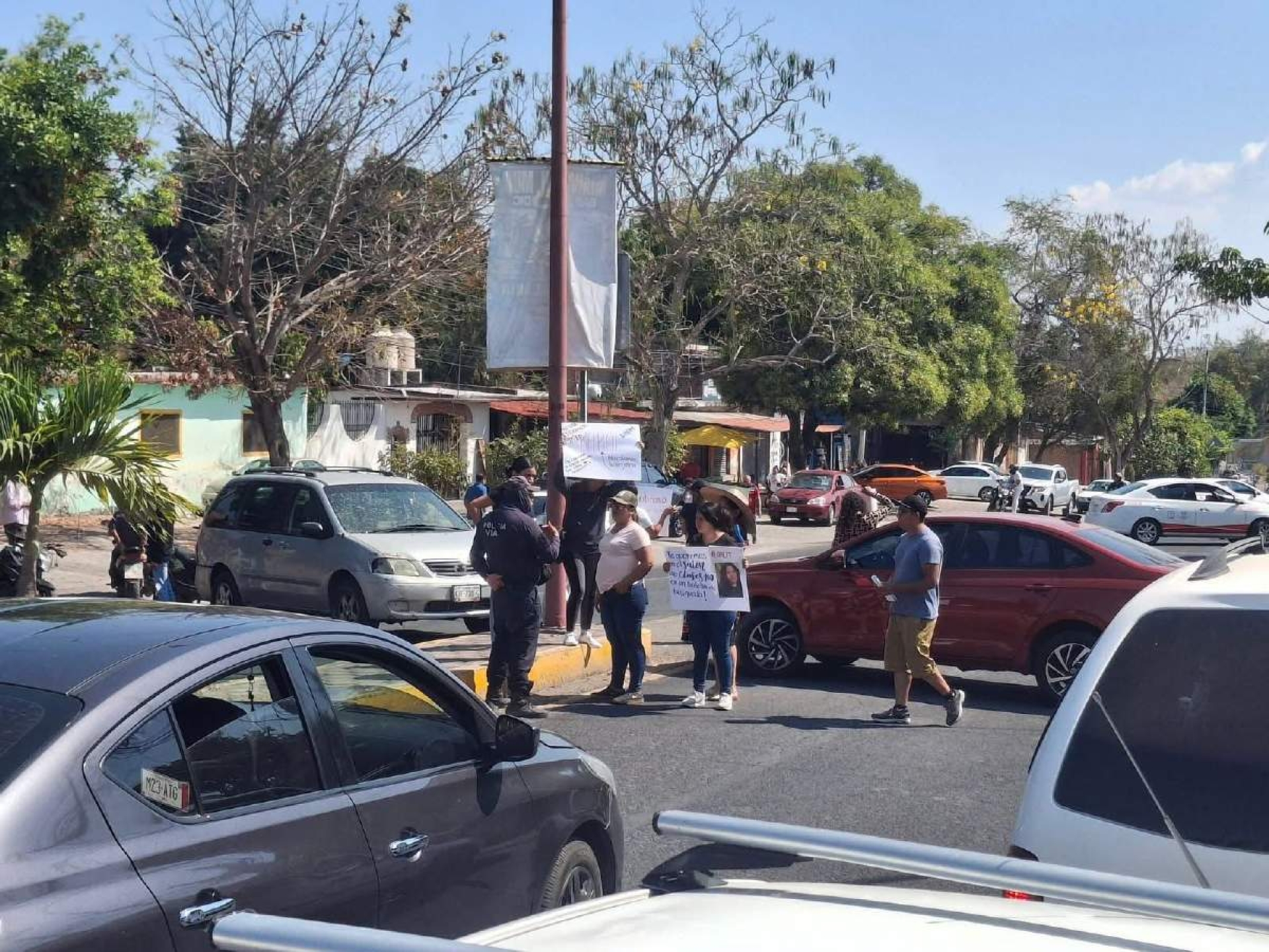 Bloquean carretera Alpuyeca–Grutas para exigir aparición de Karol Toledo