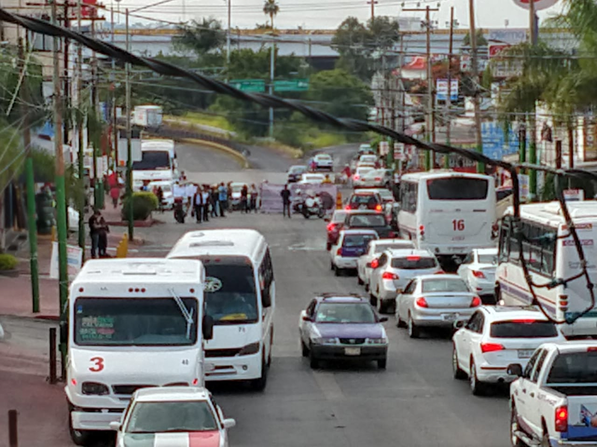 Retiran vecinos de Loma Bonita bloqueo en avenida Morelos