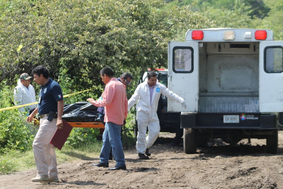 Halló un cadáver junto a un camino de terracería