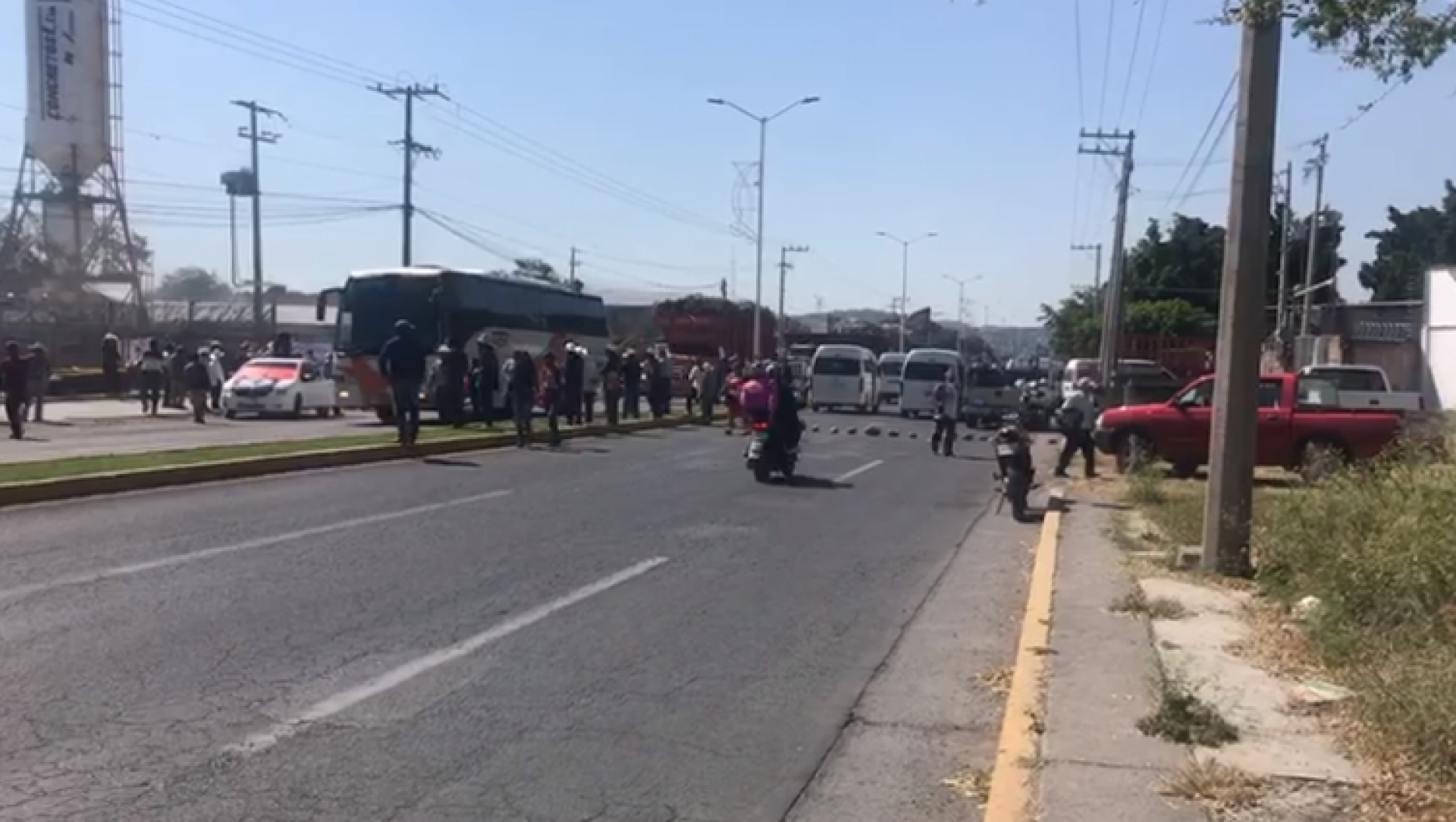 Efectúan campesinos bloqueo frente a oficinas de Asurco en Cuautla