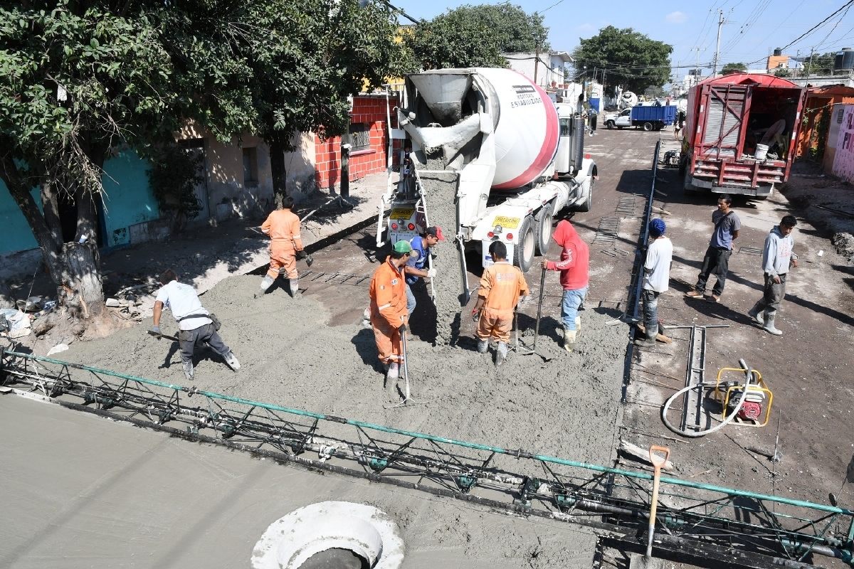 Inicia el proceso de colado con concreto hidráulico en la avenida Benito Juárez de Casasano
