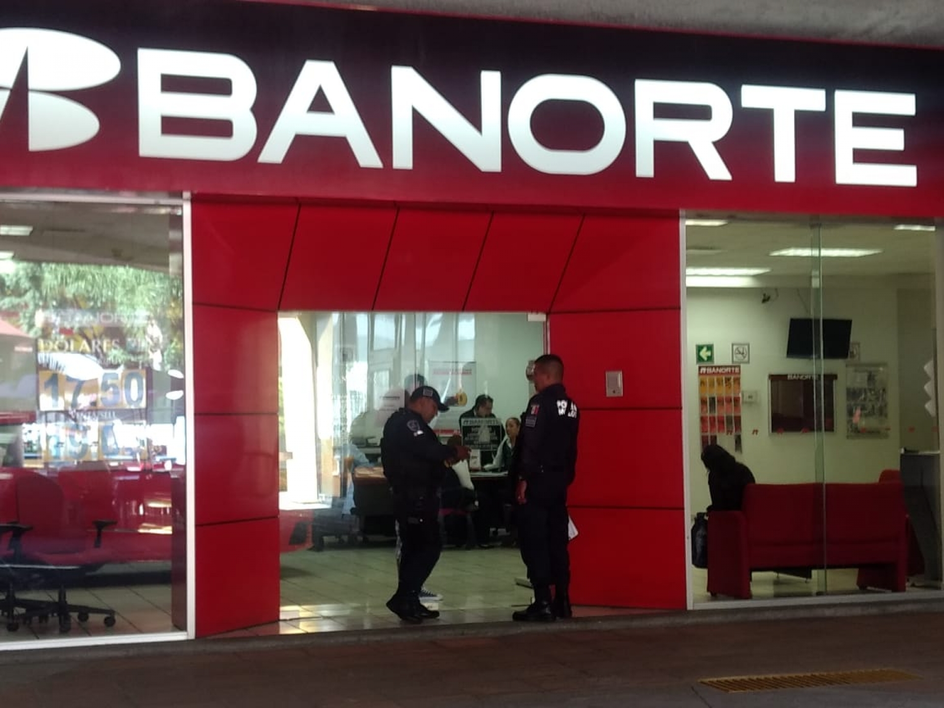 Asaltan banco en Plaza Cascada; roban en dos cajas