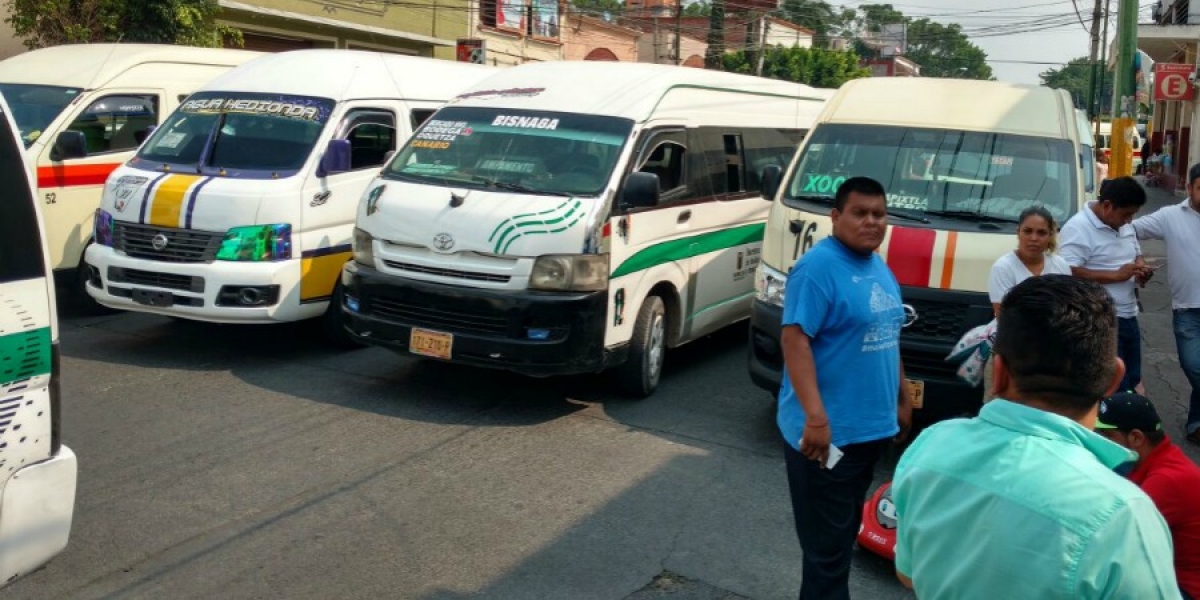 Se manifiestan transportistas de la región oriente, en Cuautla