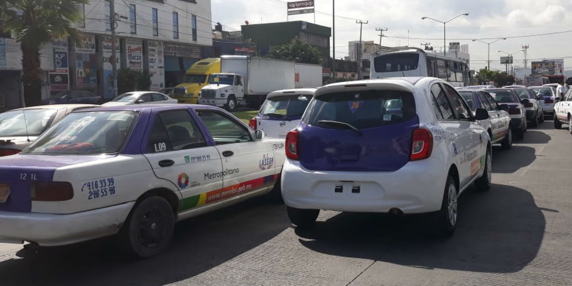 Protestan taxistas en la SMyT