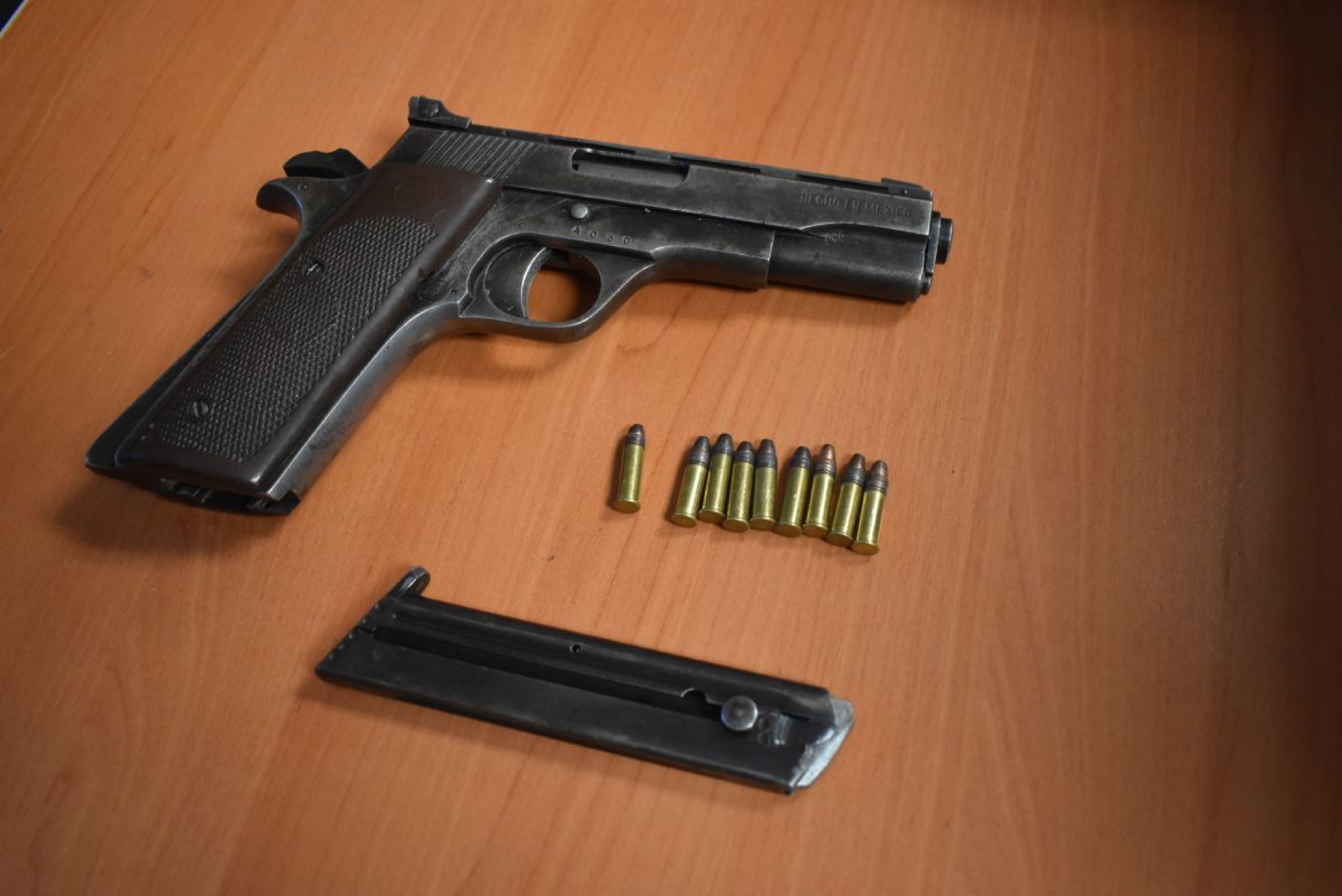 Atrapan a dos jóvenes en posesión de una pistola
