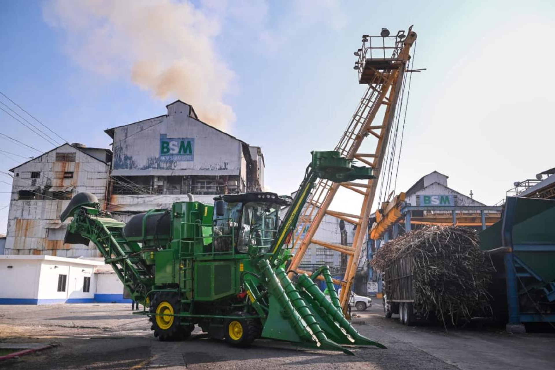 Entregan cosechadoras a productores de caña