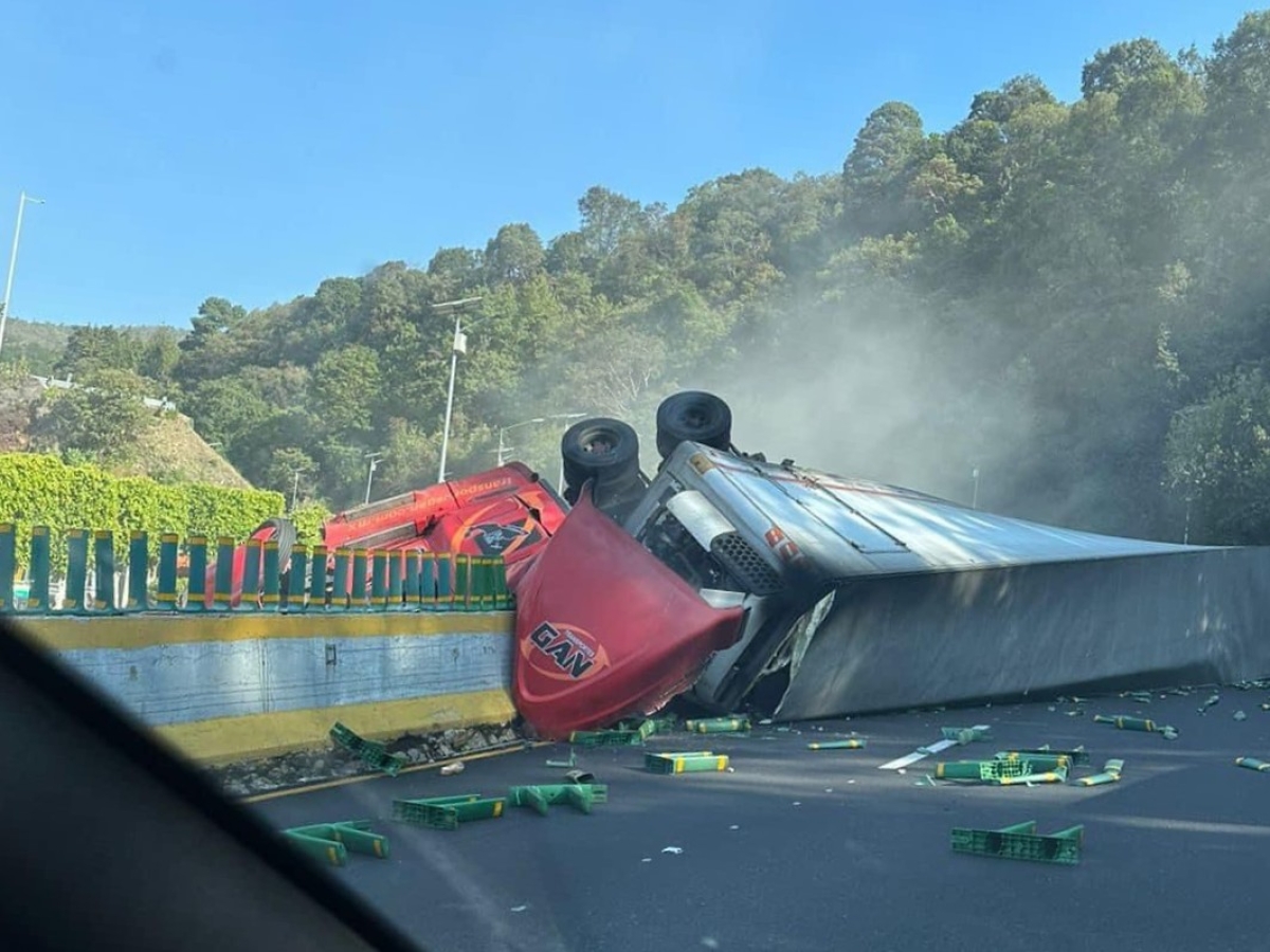 Volcadura de tractocamión en 'La Pera'