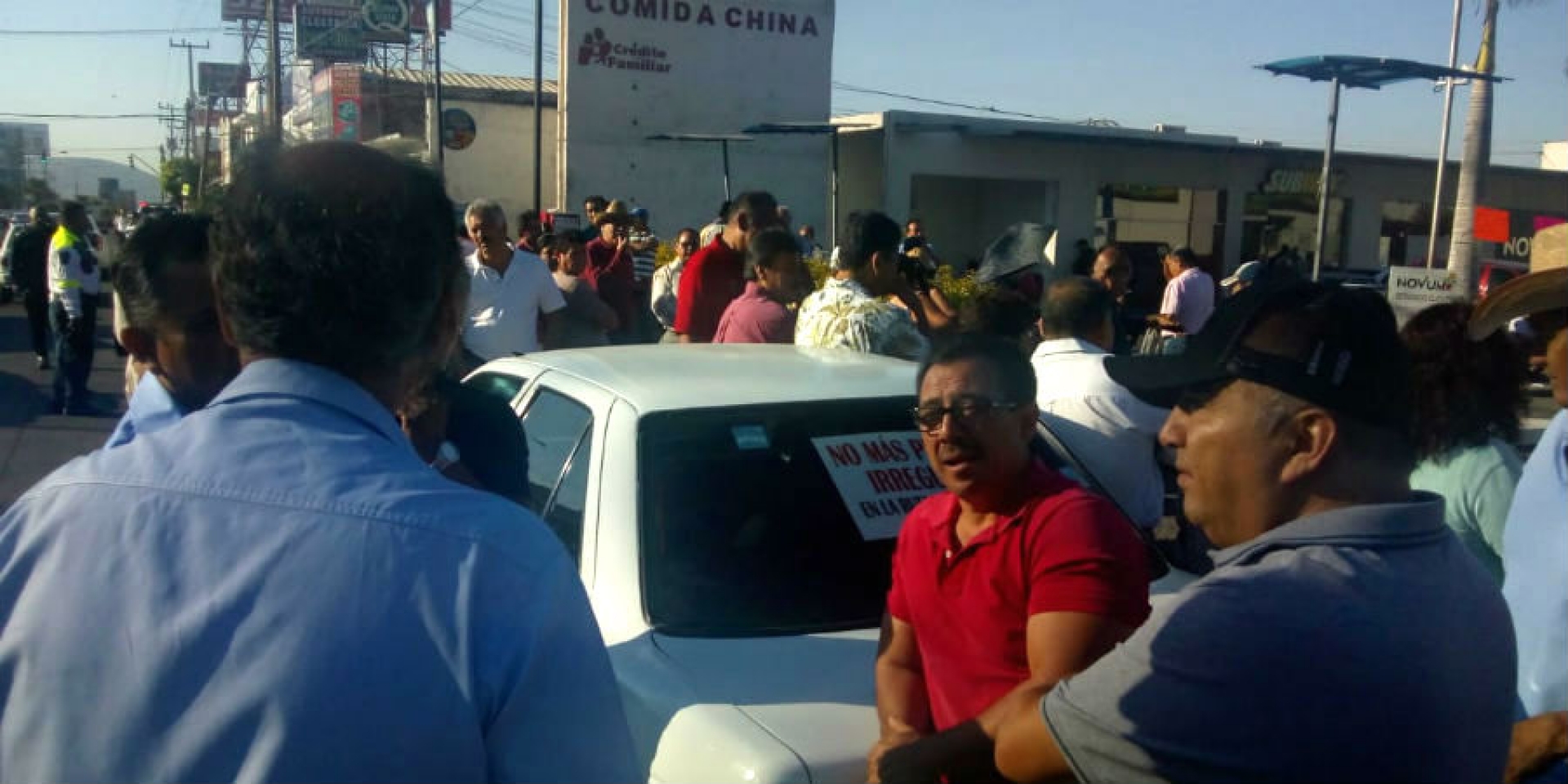 Integrantes de la Federación Auténtica del Transporte protestaron en la SMyT