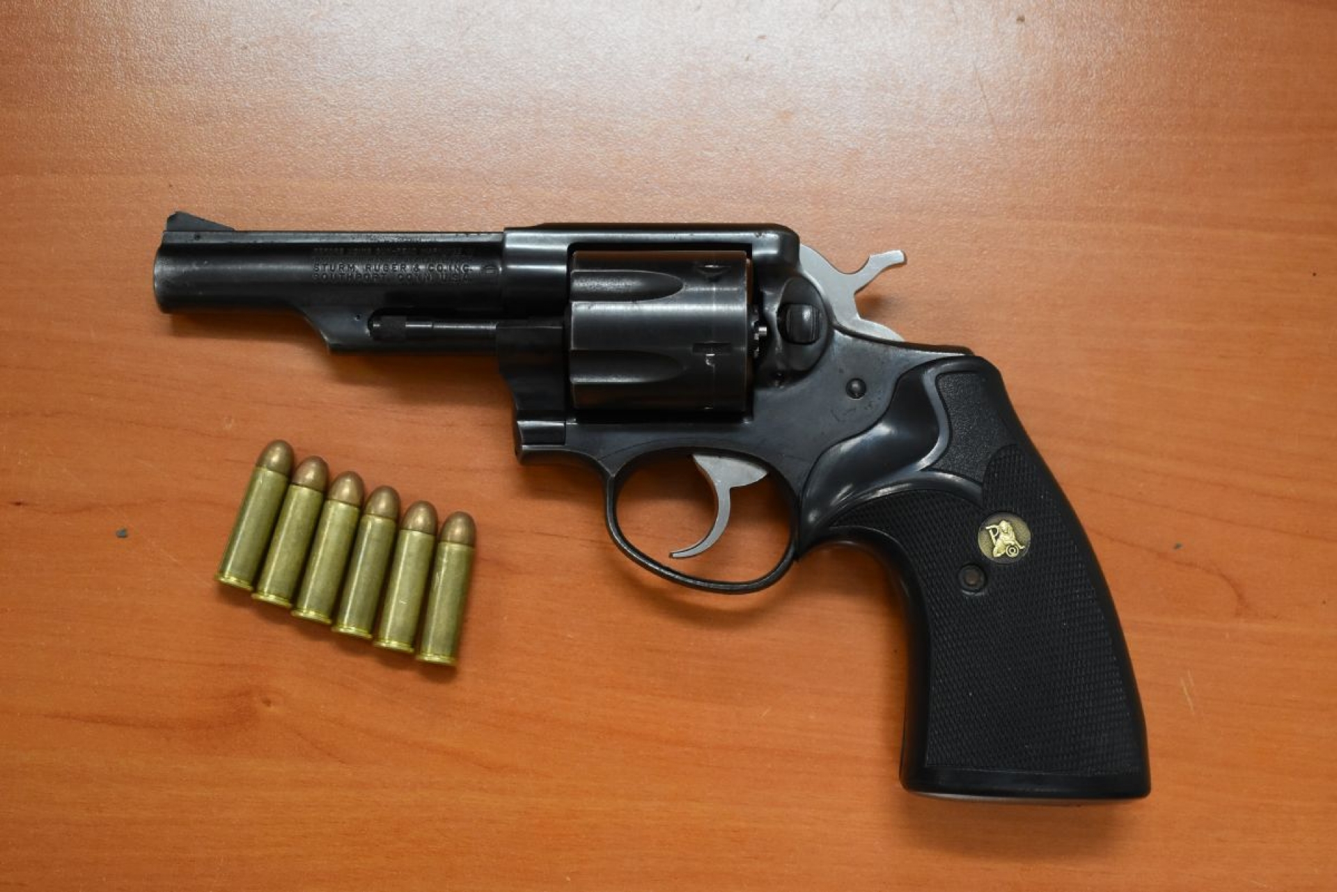 Arrestan en Cuautla a dos hombres con un revólver