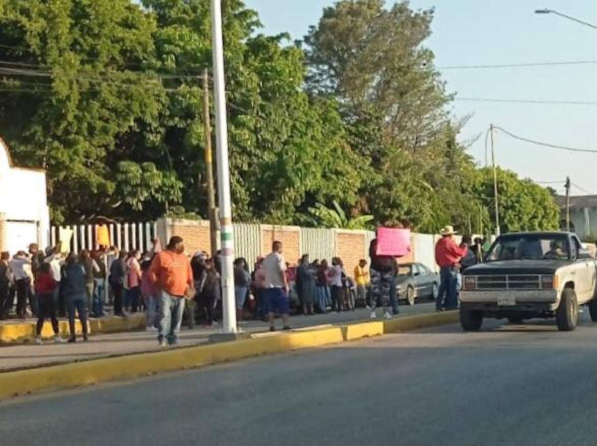 Protestan padres por falta de maestros en Secundaria Técnica 35 de Moyotepec