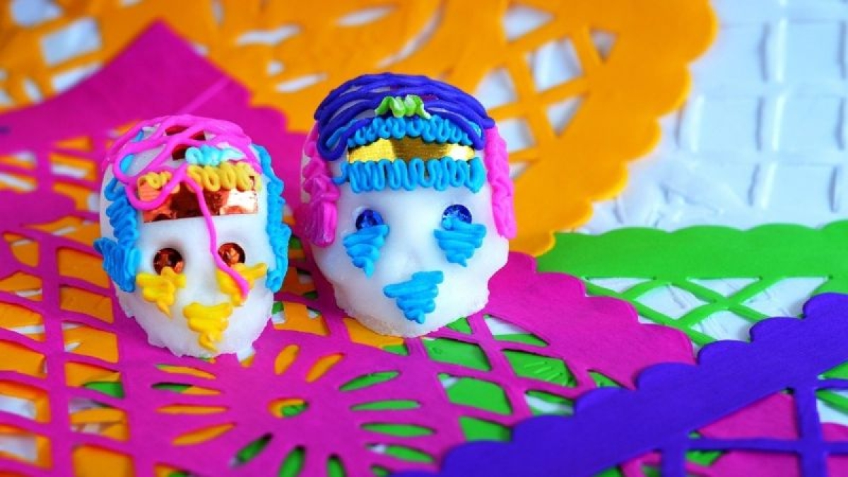 Decora tu ofrenda del Día de Muertos con estas calaveras de azúcar; así puedes hacerlas