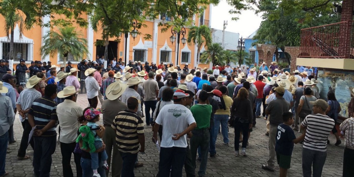 Se manifiestan ejidatarios; exigen detener construcción del acueducto para llevar agua a termoeléctrica de Huexca